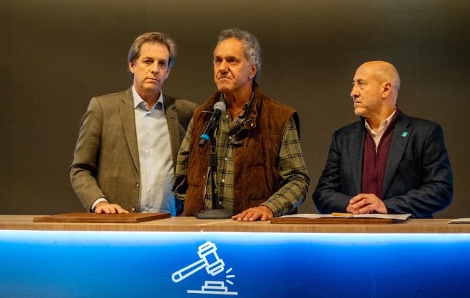 Dowdall junto al secretario de Turismo, Ambiente y Deportes, Daniel Scioli y al titular de Parques Nacionales, Sergio Martín Álvarez