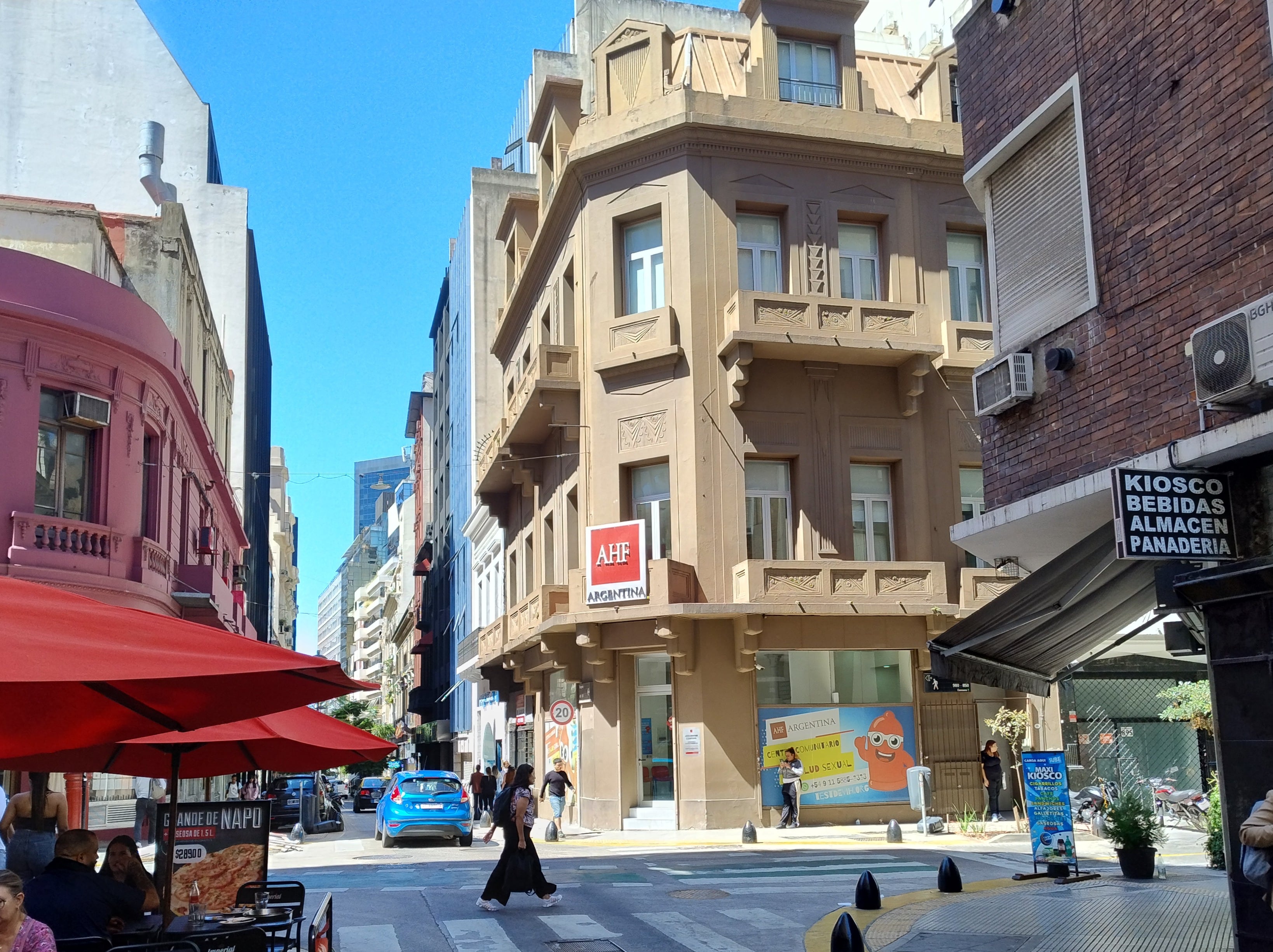 La sede de AHF en el centro porteño en la esquina de Paraguay y San Martín