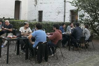 Silencio y árboles: cómo es almorzar en un monasterio en pleno microcentro