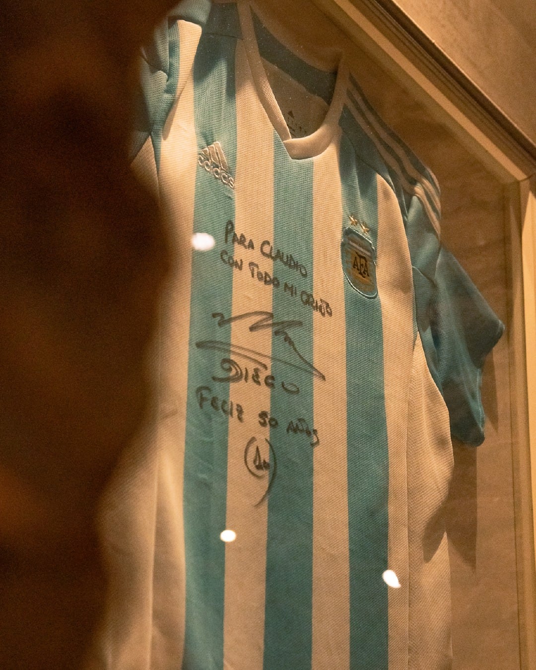Uno de los objetos que destaca en D'Oro Italian Bar es la camiseta que Diego Maradona le entregó firmada a Claudio D'Oro