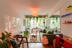 Diseño local, botánica y alma maximalista en una casa donde la naturaleza manda