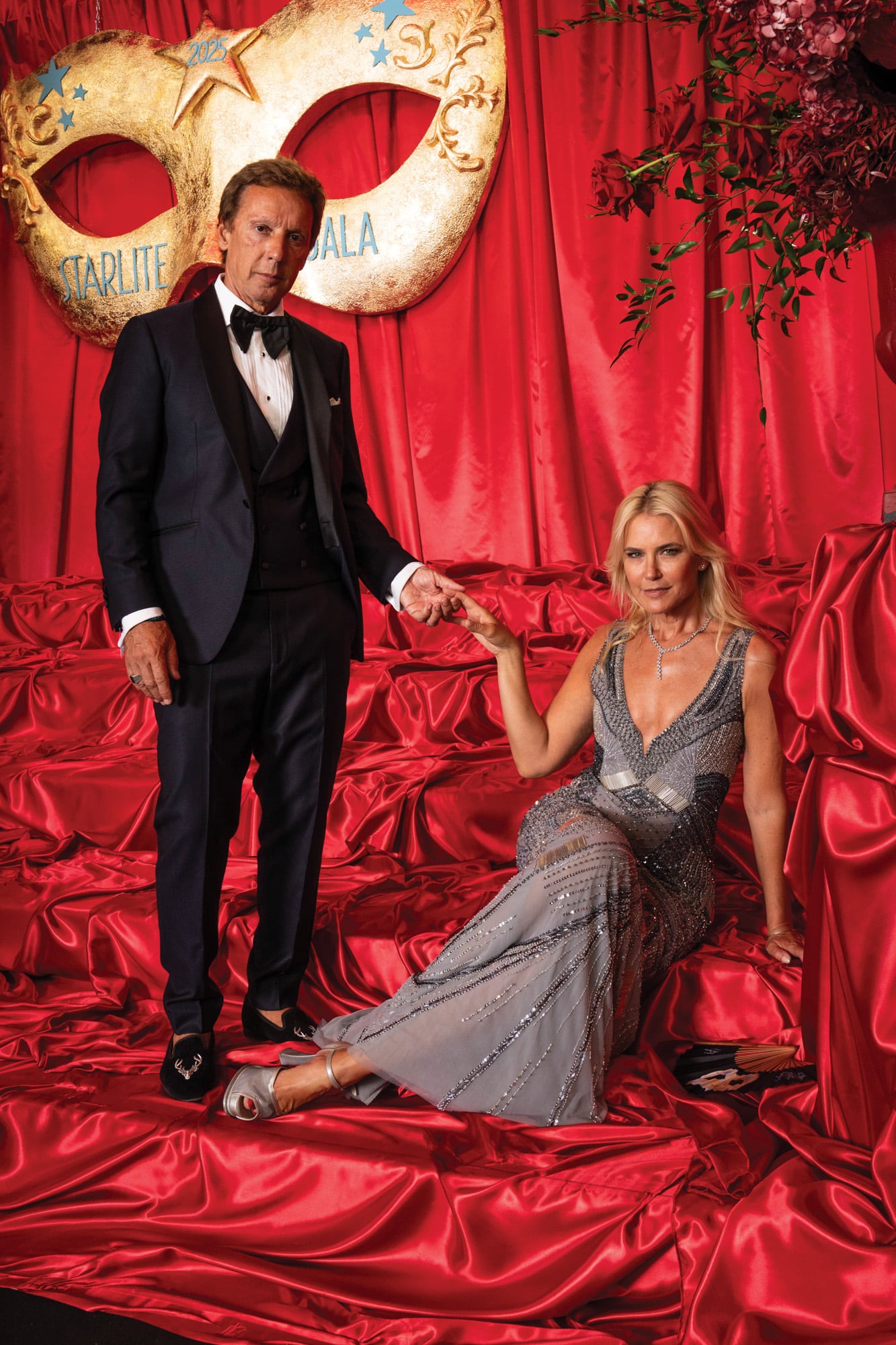 “Estoy muy contenta de haber estado otro año más en esta gala, que viene dejando su huella por un mundo mejor”, dijo Valeria Mazza (con un espectacular vestido de Gabriel Lage), acá, posando con su marido, Alejandro Gravier, que cumplió 63 años el 6 de agosto