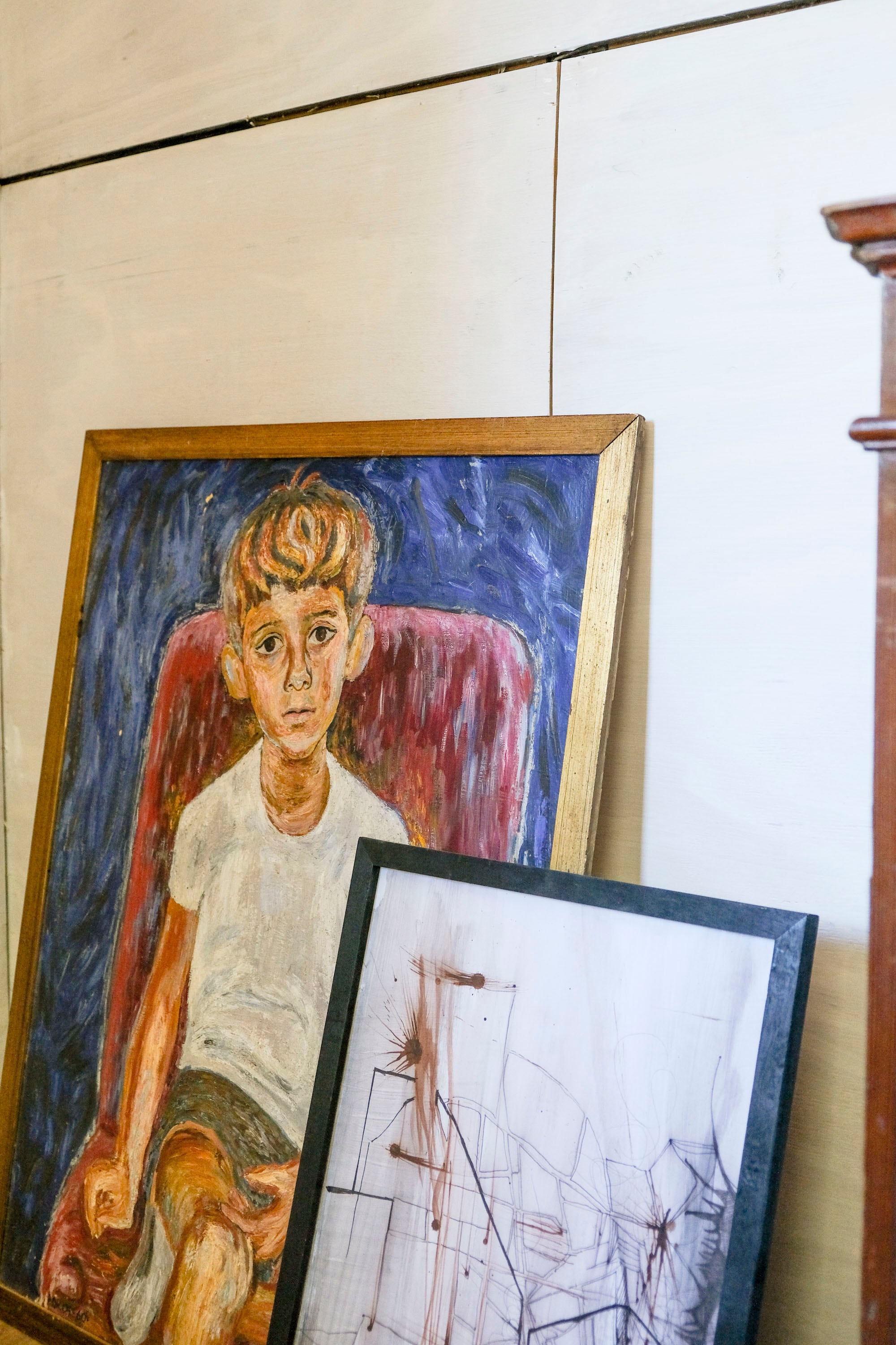 Varias obras que la madre de José dibujó y pintó se lucen en las paredes.