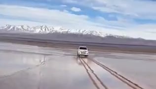 Entró con una camioneta a la Pampa del Leoncito y provocó un daño que podría tardar 100 años en recuperarse