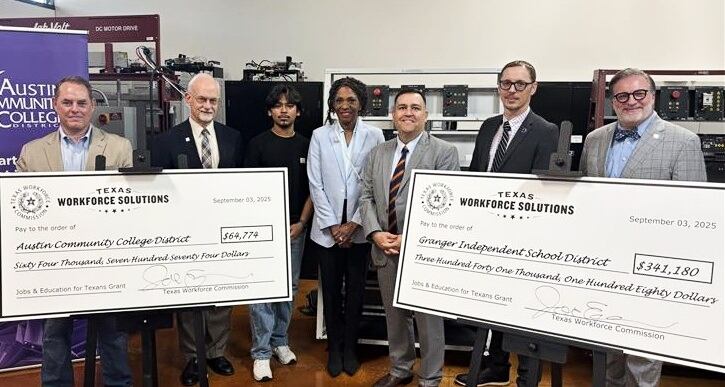 El comisionado de TWC que representa a los empleadores, Joe Esparza, y los socios locales asistieron a la ceremonia del gran cheque