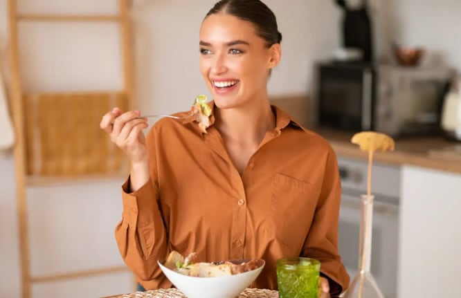 Una especialista señaló cuál es el mejor horario para cenar y favorecer la digestión