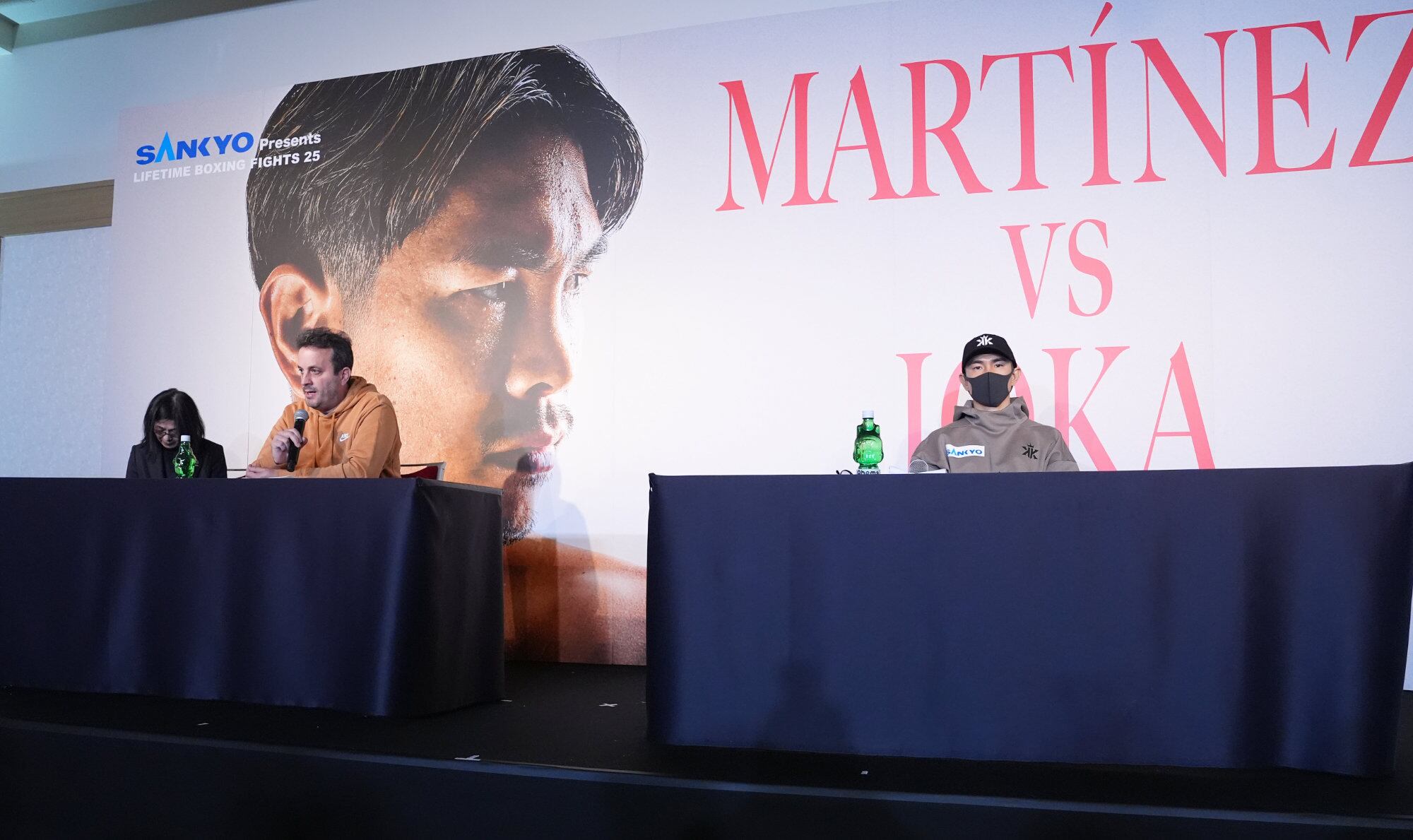 Rodrigo Calabrese, el entrenador de Fernando Martínez, en la conferencia de prensa previa a la pelea suspendida el 31 de diciembre pasado en Tokio ante Kazuto Ioka; la reprogramación está confirmada