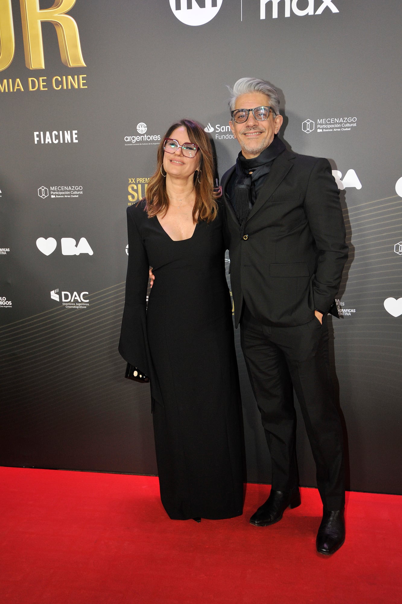 Engamados, Nancy Duplaá y Pablo Echarri tuvieron la tarea de presentar varias categorías en esta noche de premios; mientras que la actriz lució un clásico diseño que se destacó por su escote y sus mangas en forma de cono, el actor eligió un elegantísimo look total black