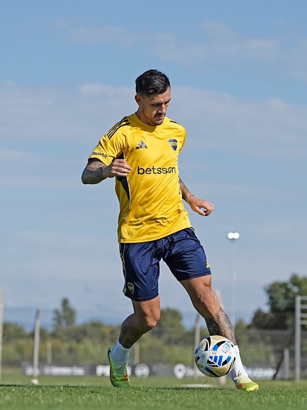 Desde su llegada a Boca, Paredes se adueñó de la cinta de capitán y se convirtió en referente, dentro y fuera de la cancha.