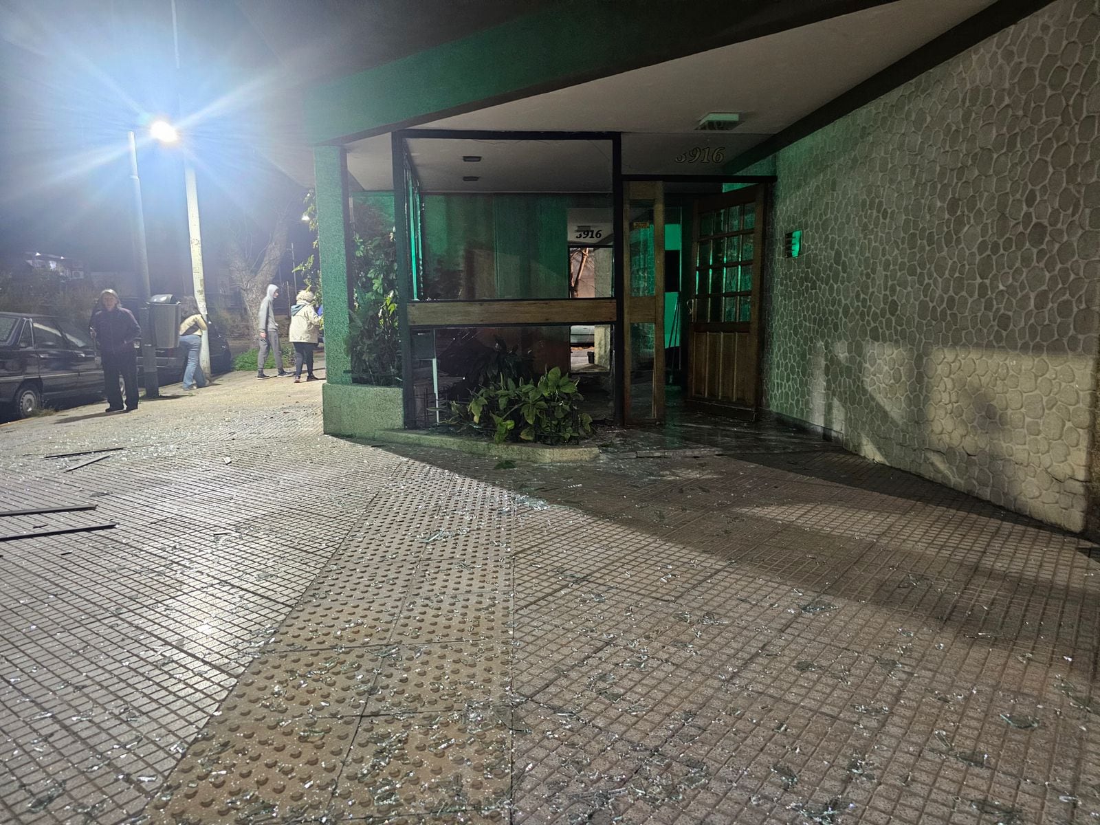 El estallido afectó de manera total a tres departamentos del primer piso y de forma parcial a otros tres