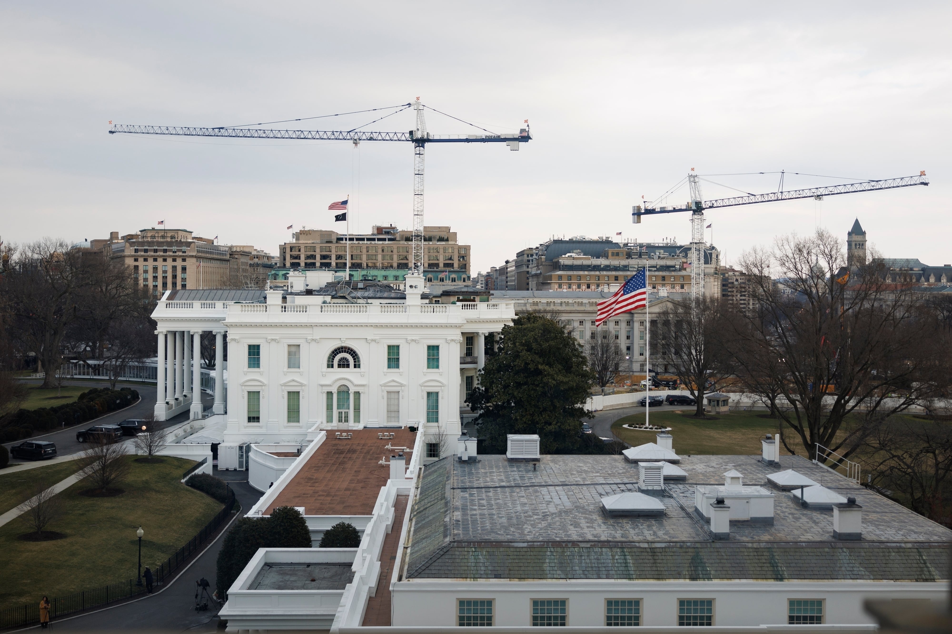 Vista de la Casa Blanca, incluyendo el Ala Oeste y la construcción del nuevo salón de baile (Archivo)