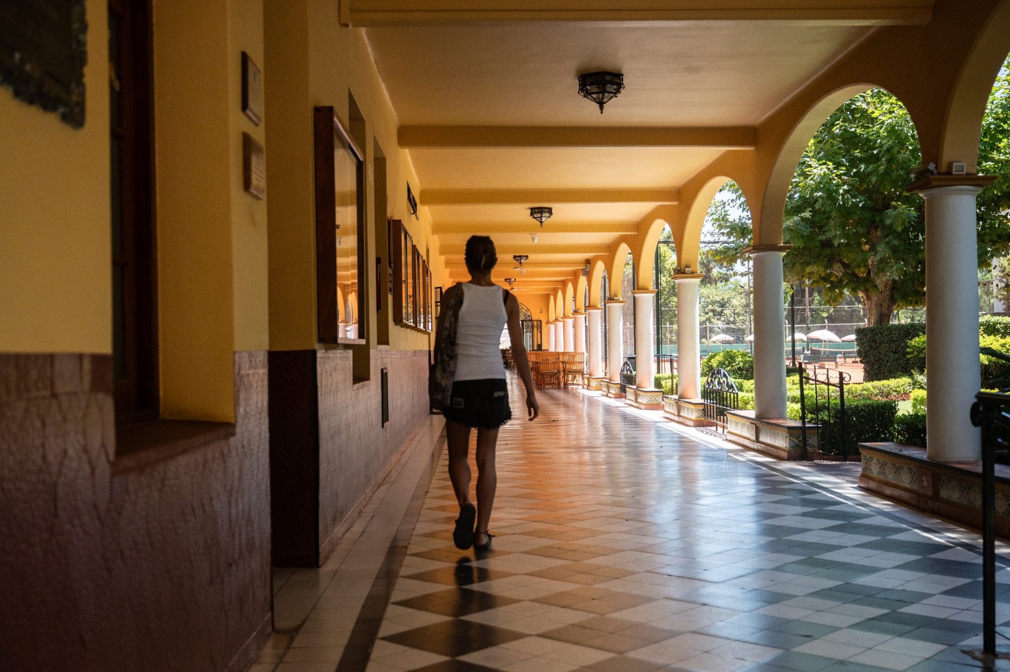 Ecos del pasado: la galería del Club Belgrano conserva el espíritu de quienes la recorrieron