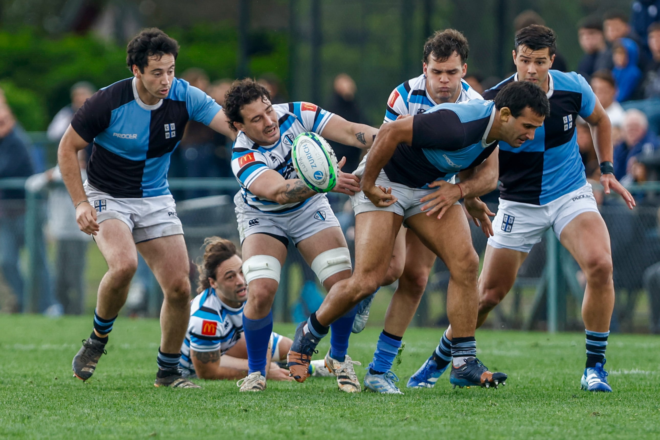 Silva y Andrea Panzarini tacklean a Benito Ortiz de Rozas; SIC hizo cinco tries en la segunda mitad, después de quedar 16-13 abajo al cabo de la primera.
