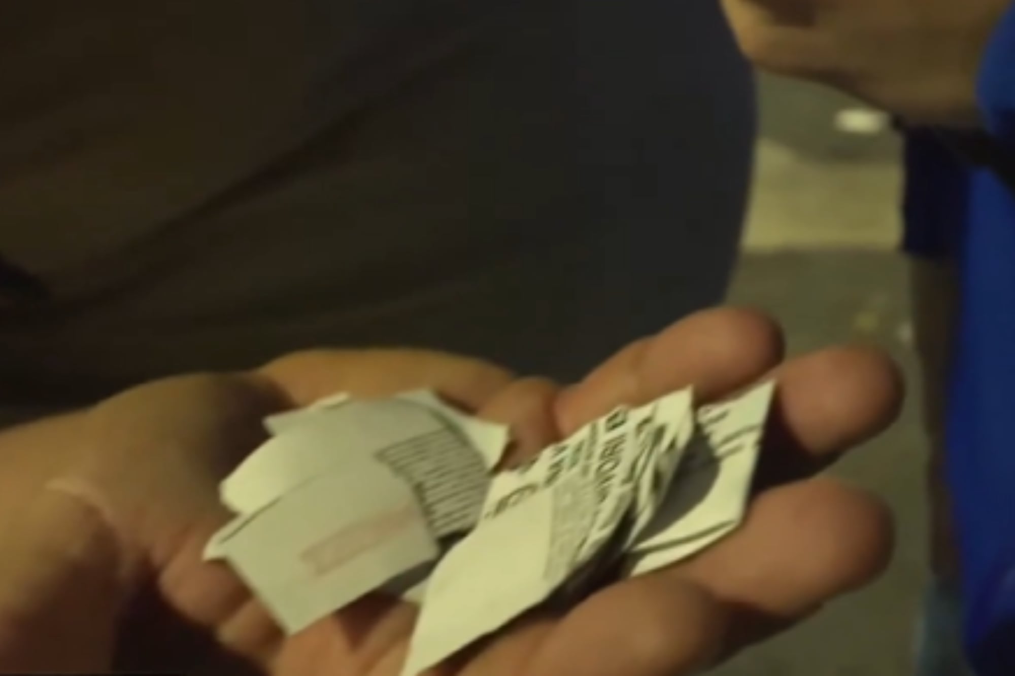 El hombre compró las entradas en una reventa pero su ex se las rompió antes de poder entrar a la cancha (Foto: Captura de video)