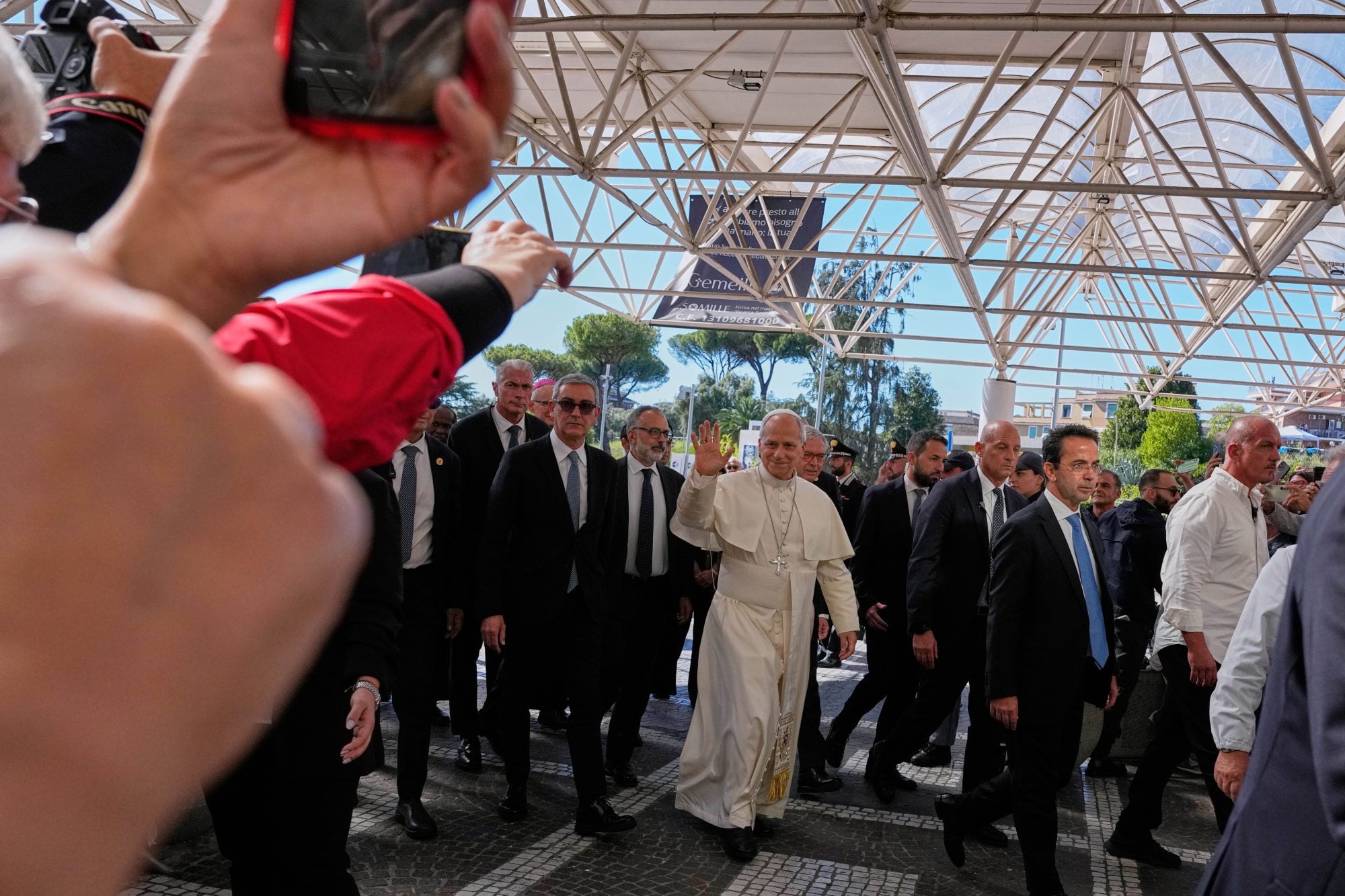 Los fieles saludan al Papa antes de su ingreso al hospital