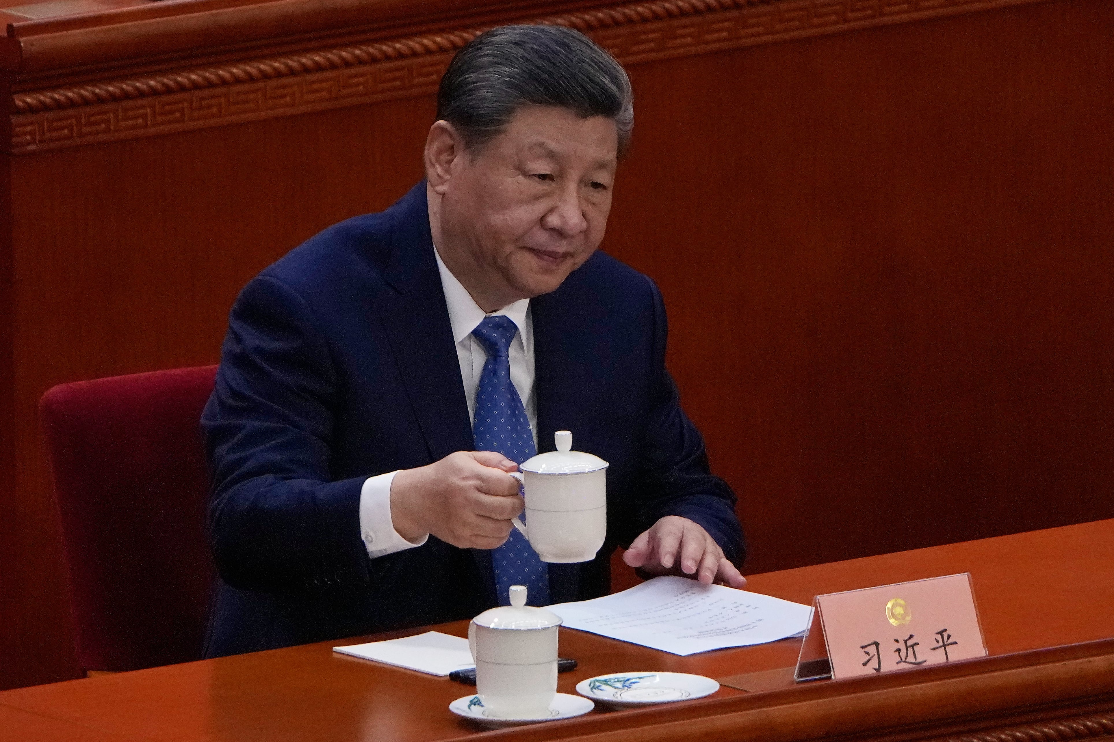 Los cuatro actores en las sombras que evitaron que la amenaza apocalíptica de Trump se hiciera realidad 6 El presidente de China Xi Jinping sostiene una taza de té durante la inauguración de la Conferencia Política Popular de China, el miércoles 4 de marzo de 2026, en Beijing. (AP Foto/Andy Wong)