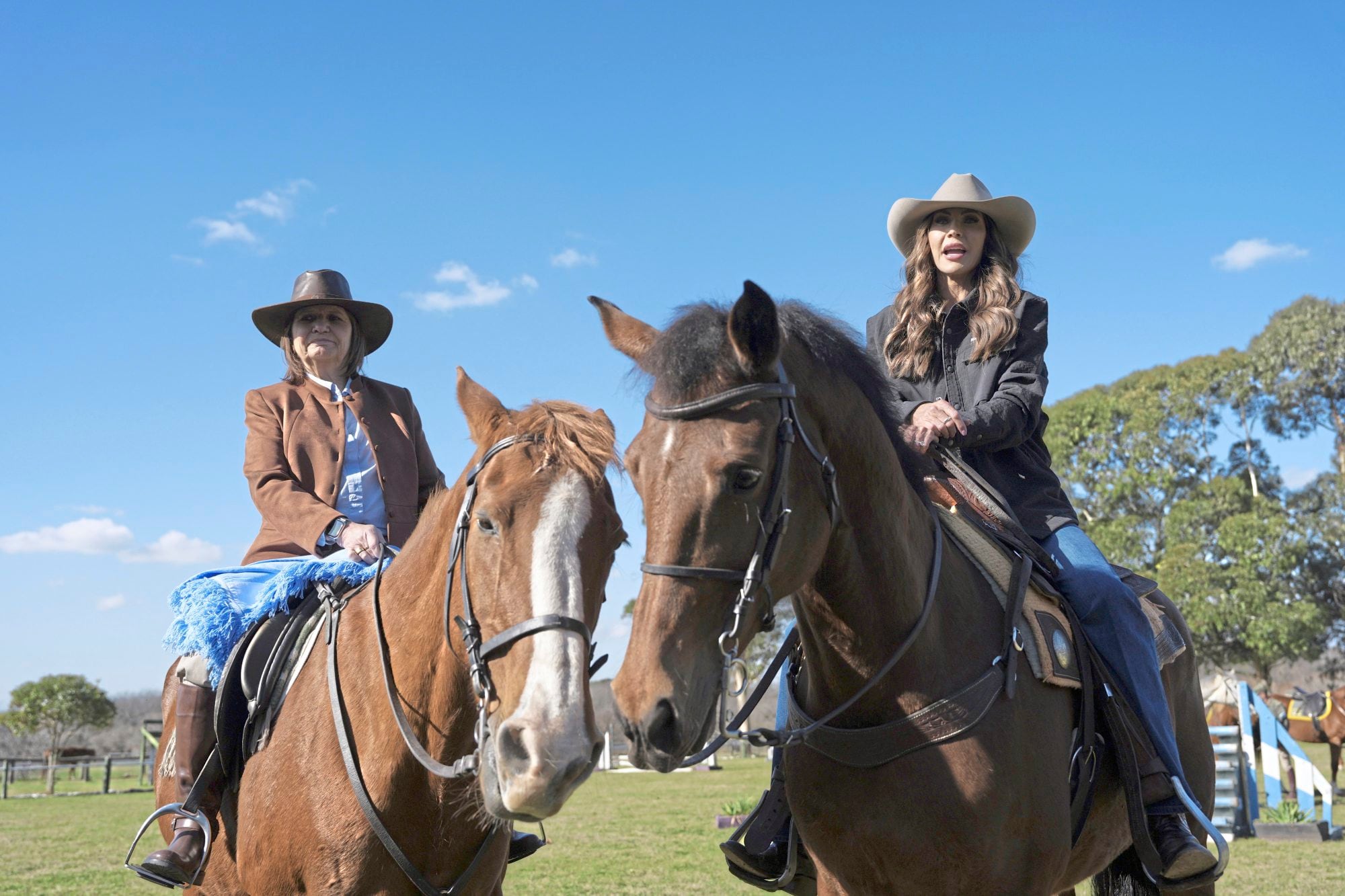 La secretaria de Seguridad Nacional de EE. UU., Kristi Noem (derecha), y la ministra de Seguridad Nacional de Argentina, Patricia Bullrich, a caballo, hablan con la prensa a su llegada a la base militar de Campo de Mayo, en la provincia de Buenos Aires, Argentina, el lunes 28 de julio de 2025. (Foto AP/Alex Brandon, Pool)