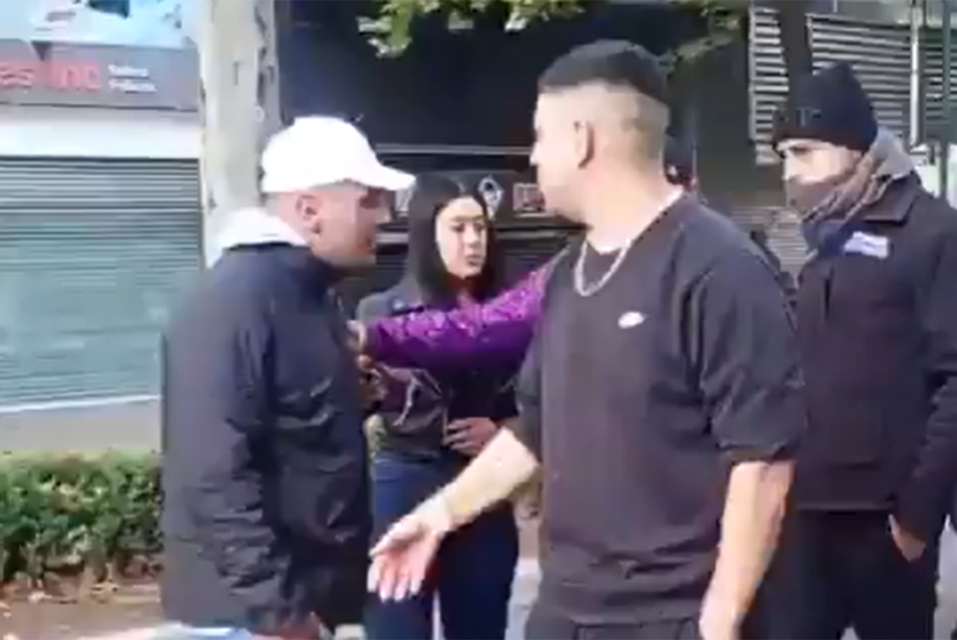 Pelea entre un conductor y varios agentes de tránsito en La Plata