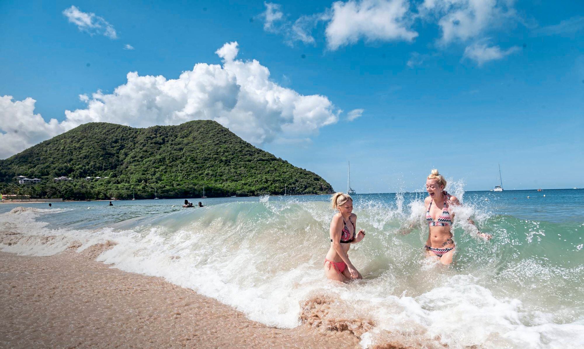 Se suele ir a Santa Lucía con una malla, ojotas y crema solar en la valija. Pero no es mala idea llevar también alguna de las obras de Walcott