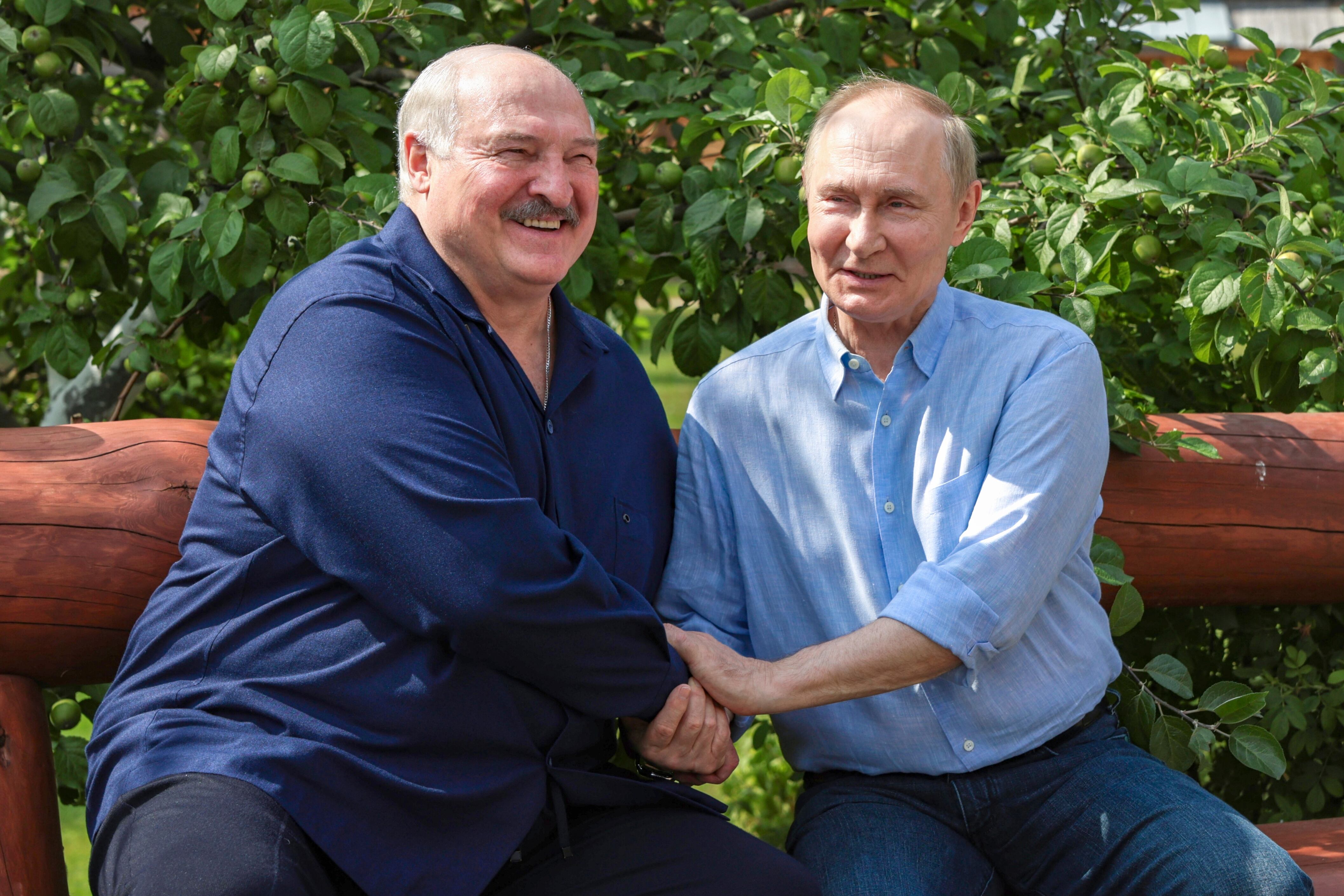 El presidente ruso Vladimir Putin junto a su homólogo bielorruso Alexander Lukashenko, el viernes 1 de agosto de 2025