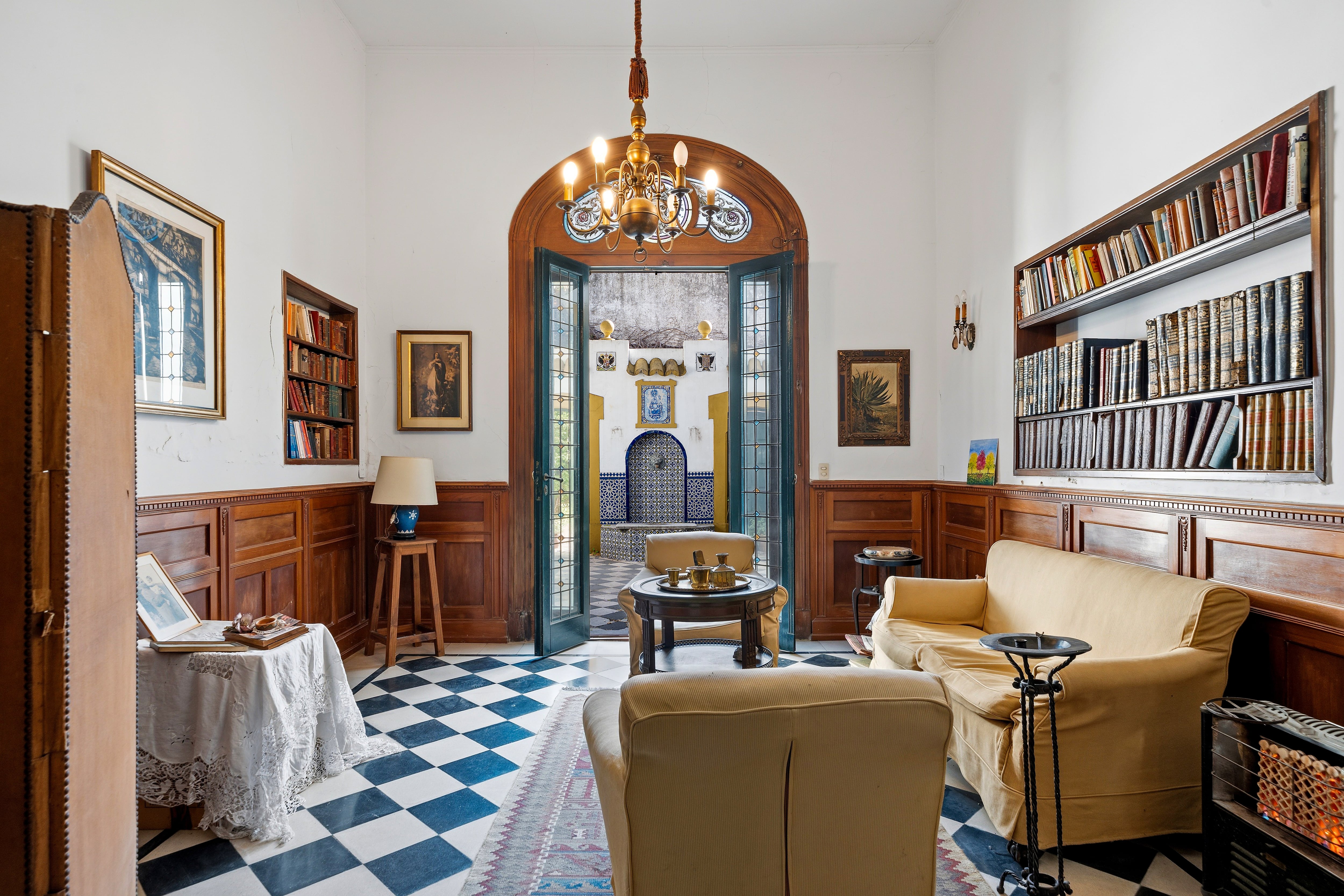 La casa mantiene detalles originales. Entre ellos, los pisos con marquetería y la boiserie de los salones principales