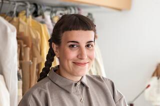 Lucía Chain, la diseñadora que tiñe sus prendas con remolacha, yerba y cebolla