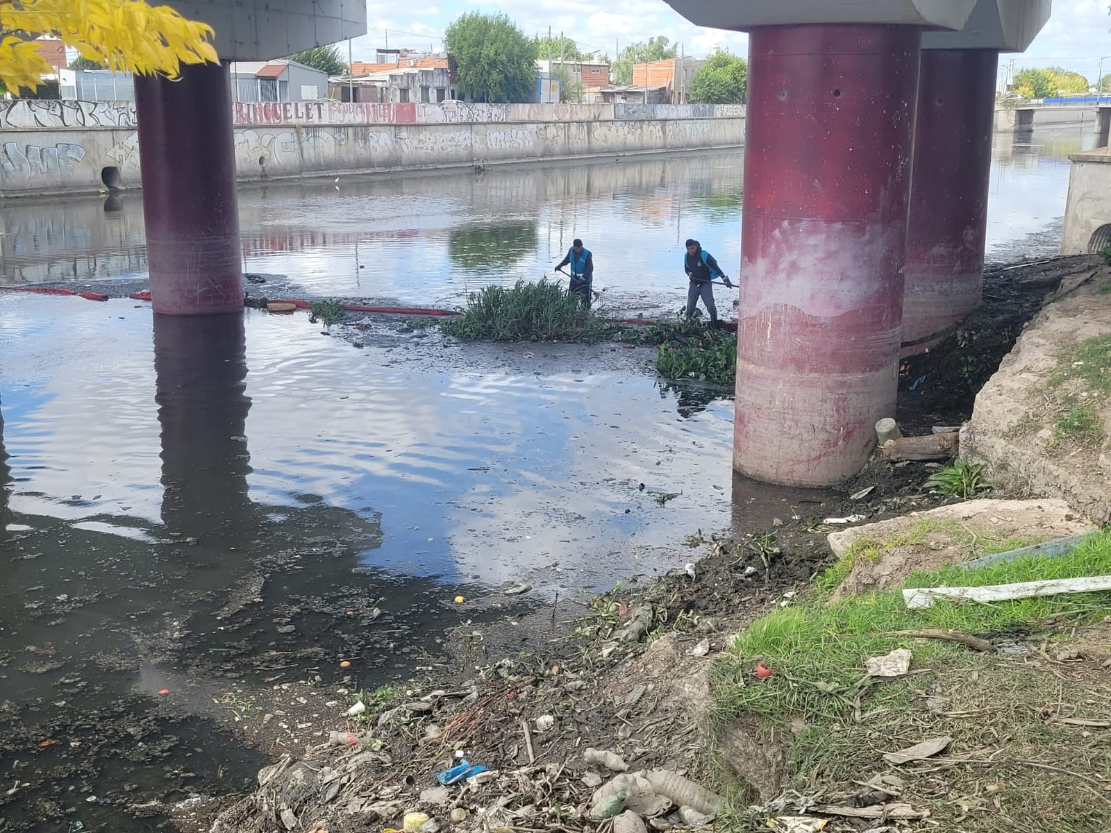Tareas de limpieza en el arroyo El Gato