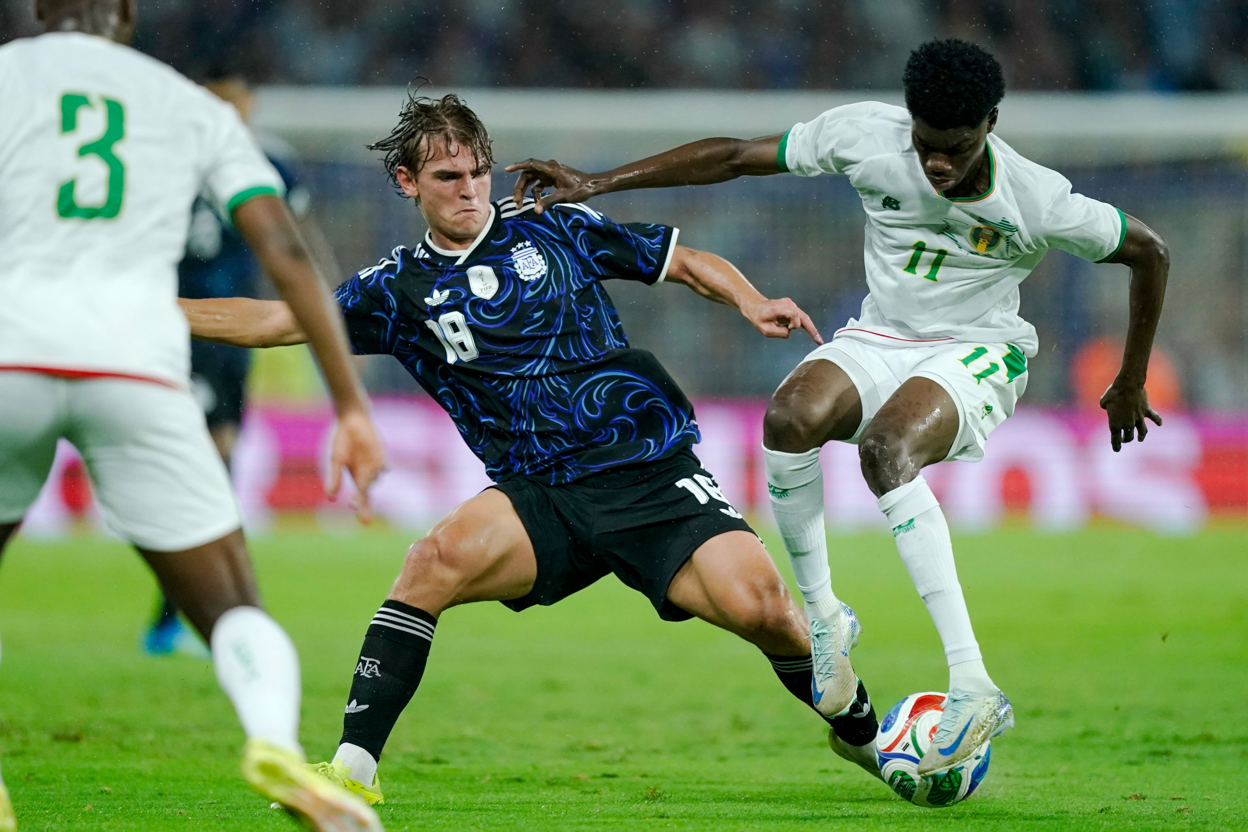 Nico Paz disputa la pelota con Maata Magassa