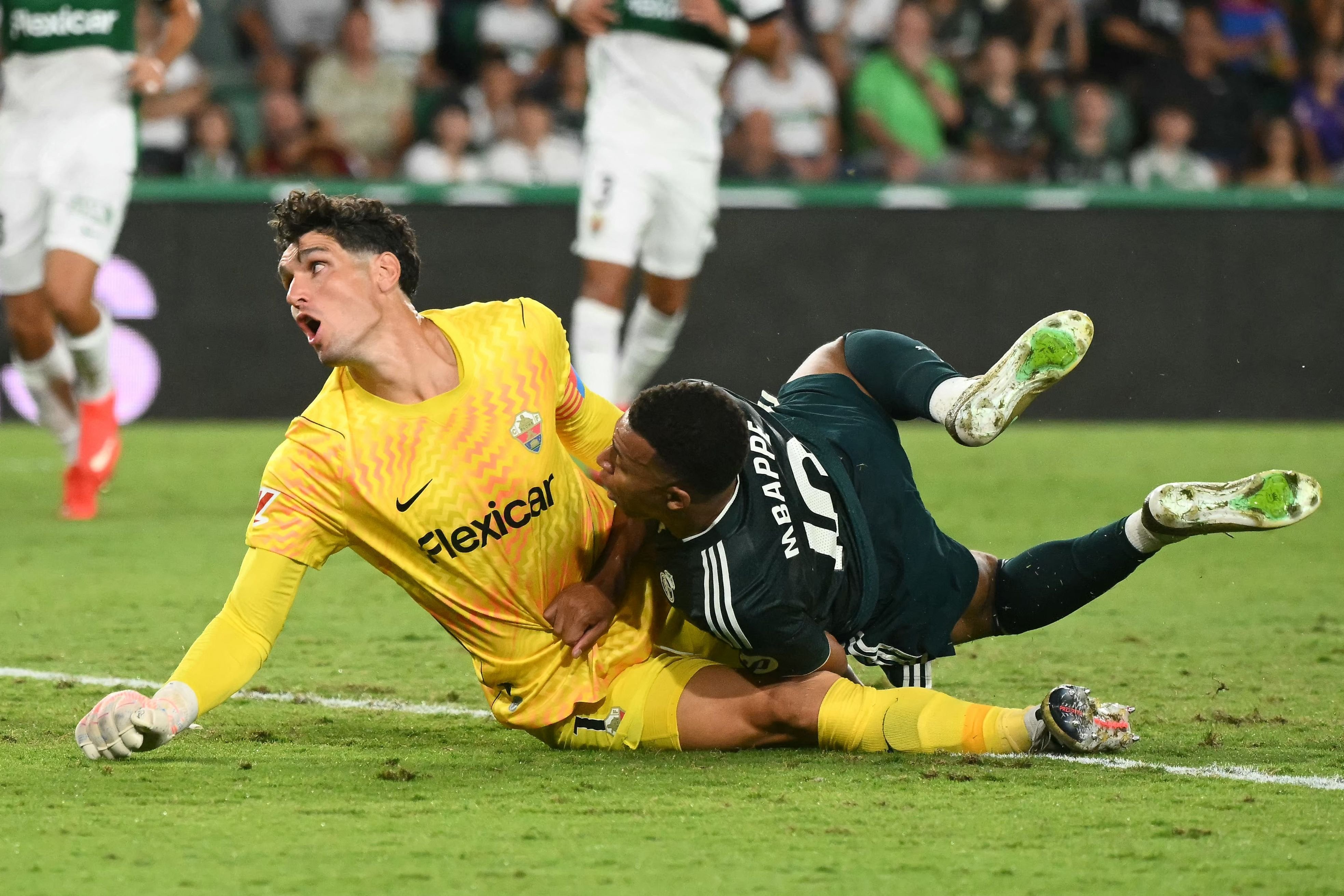 Matías Dituro, el arquero argentino, junto al delantero de Real Madrid Kylian Mbappé