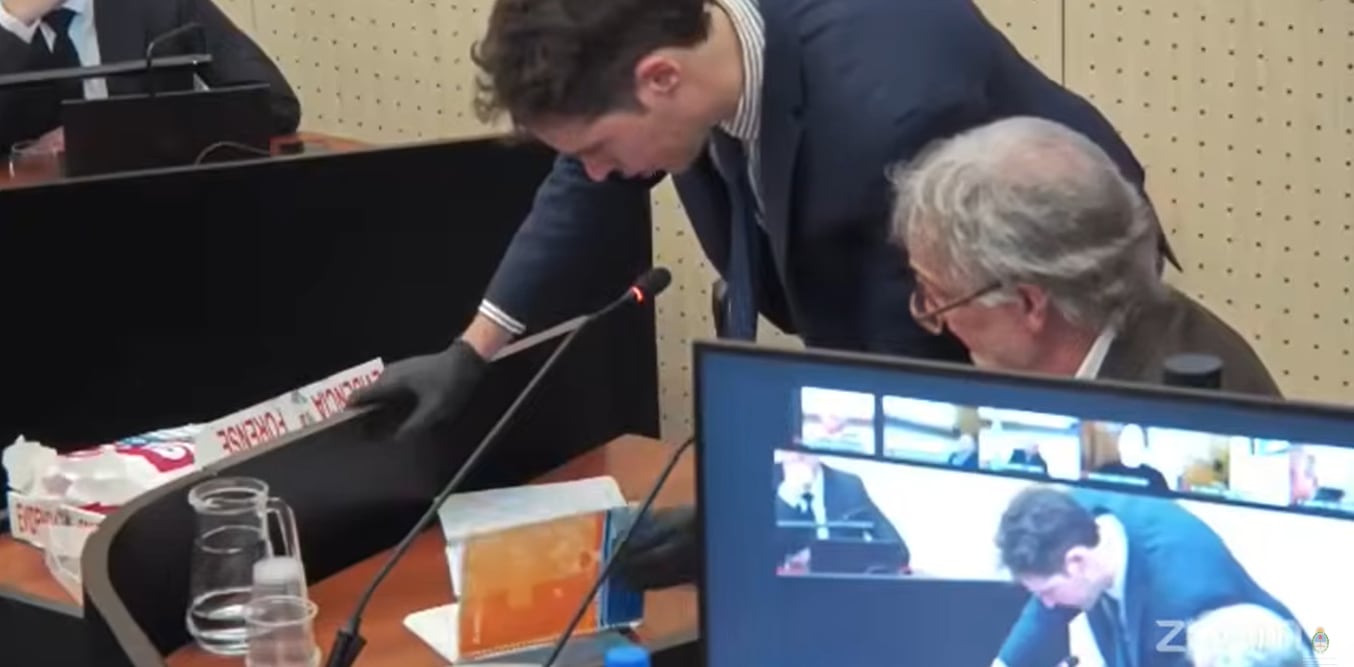 Guyot mira uno de los cuadernos que le exhibe el tribunal