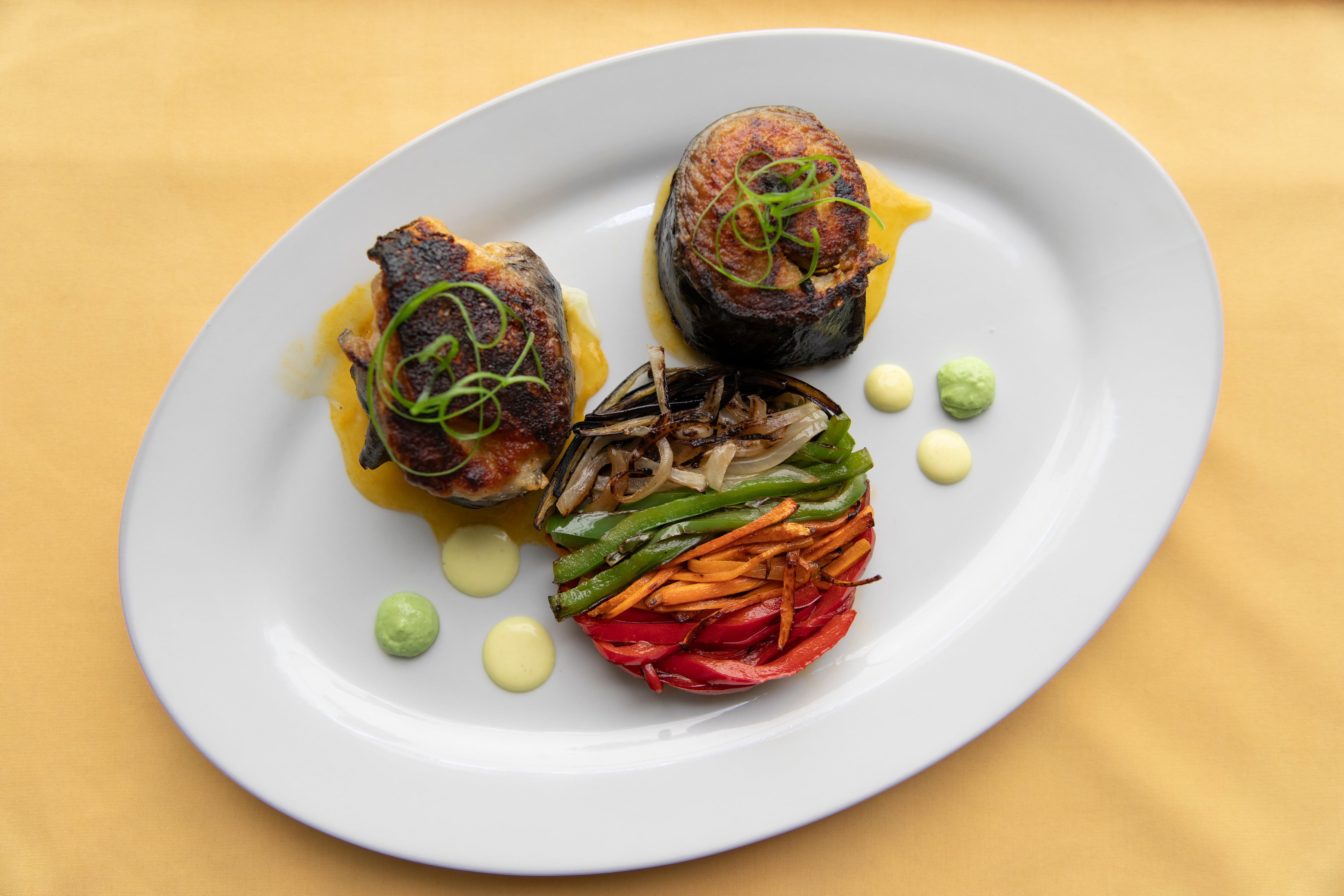 Roll de Surubí con salsa de maracuyá y verduras confitadas.