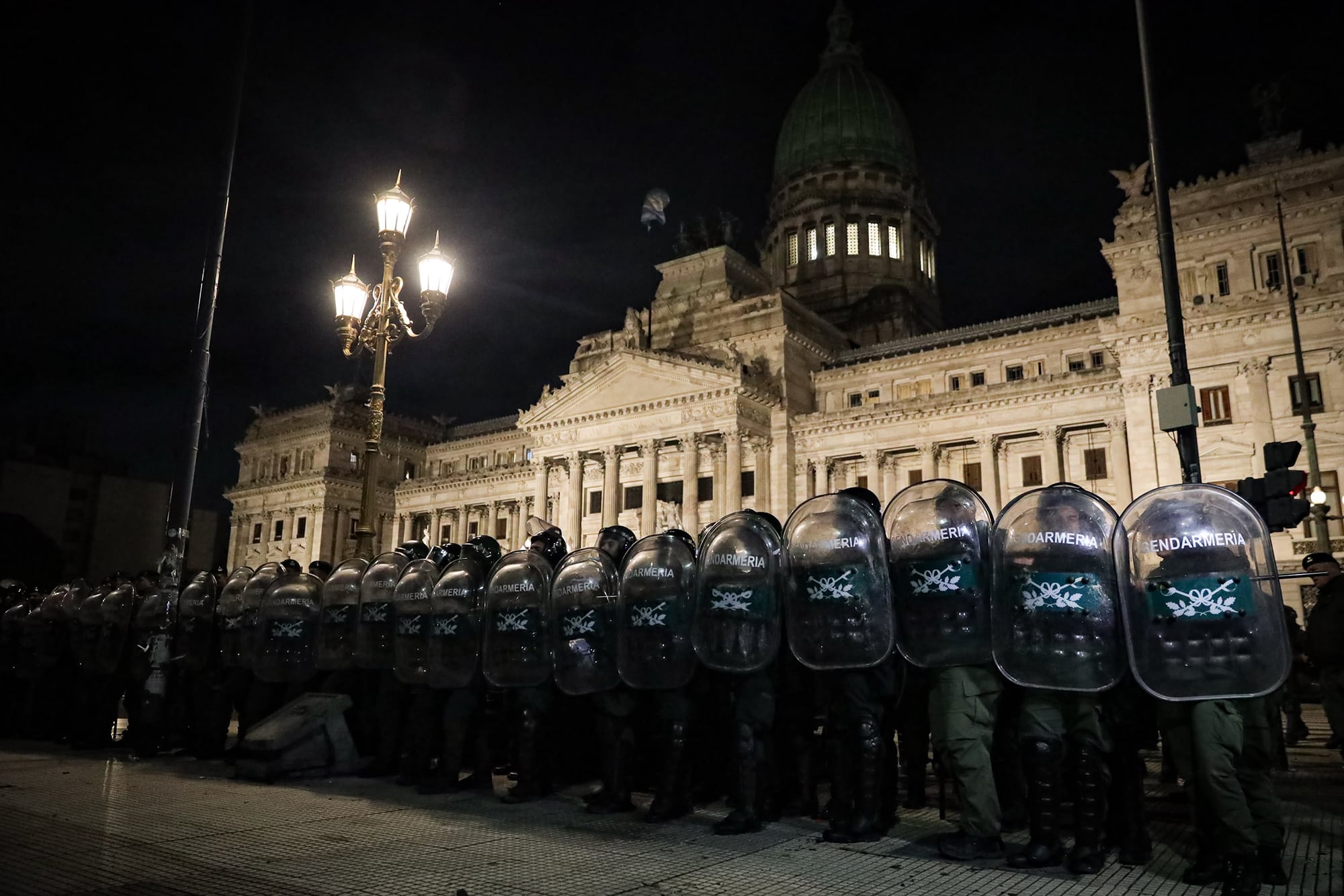 Las afueras del Congreso durante el tratamiento de la ley de tierras en el Senado del Congreso Nacional
