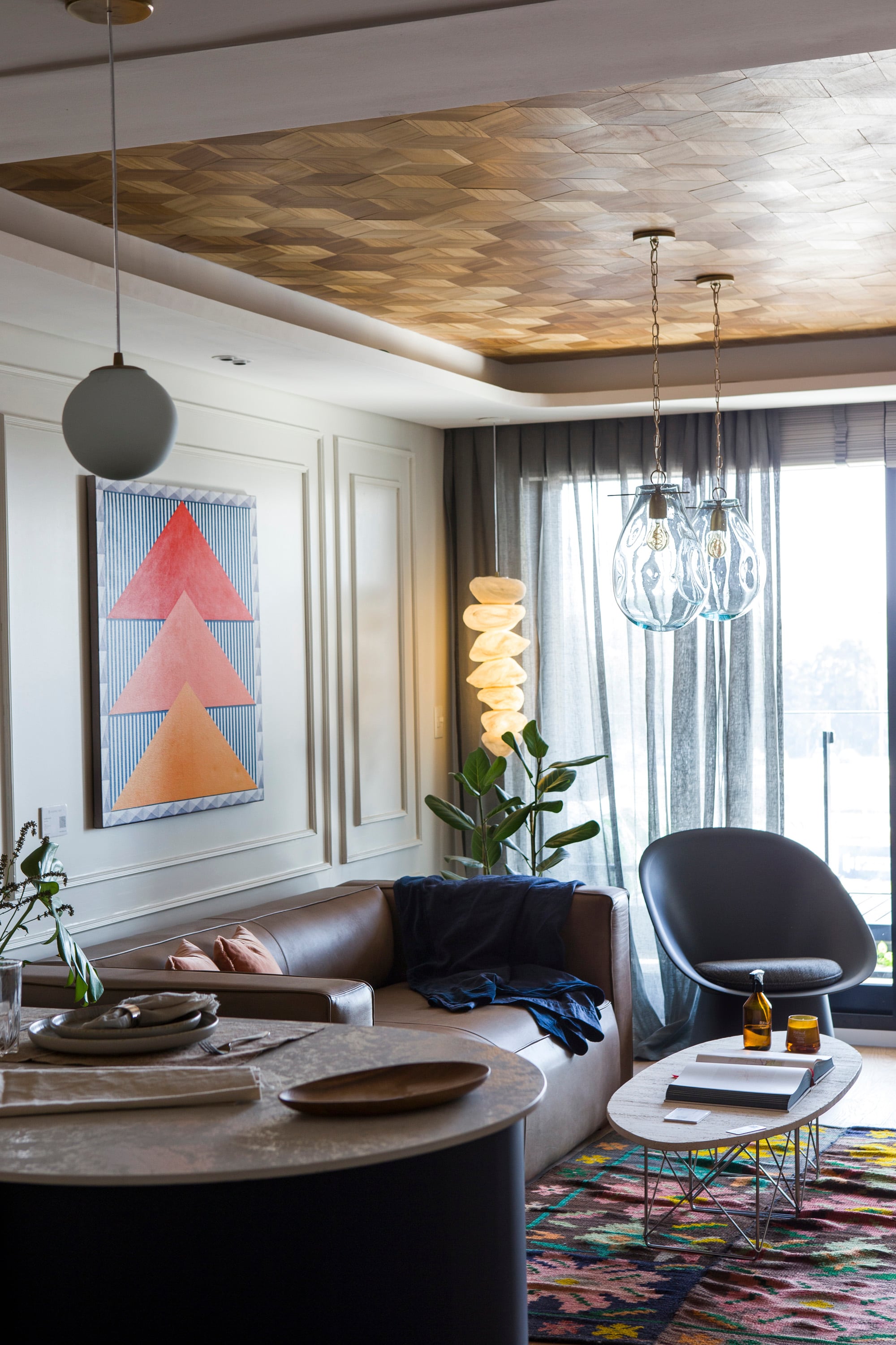 Se jugó con la caja neutra, sumando molduras en las paredes que aportan toques clásicos y europeos.