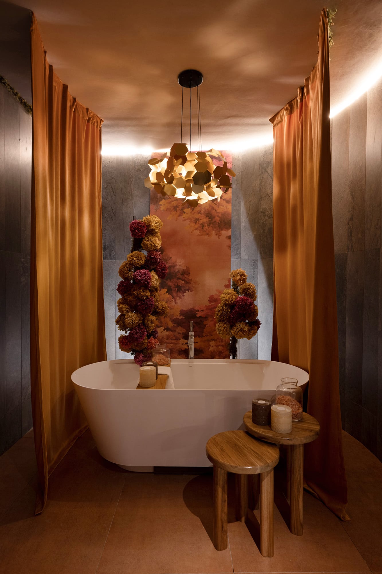 Ramos de hortensias preservadas en un baño de una pareja hedonista
