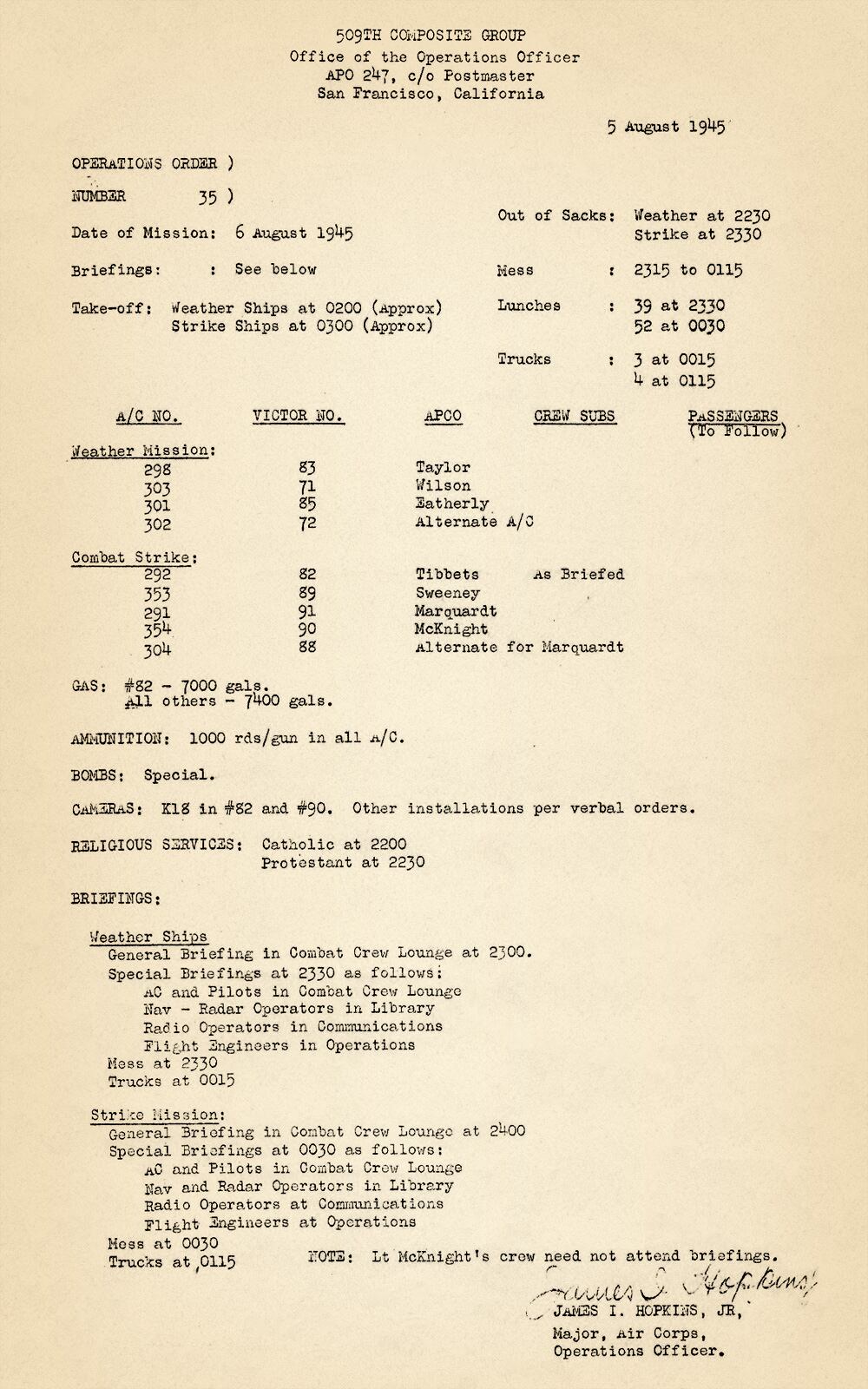Este documento, fechado el 5 de agosto de 1945, detalla la orden de operaciones para la misión más trascendental del 509th Composite Group: el bombardeo atómico sobre Hiroshima. Allí se asignan los aviones, tripulaciones, horarios de despegue y tareas específicas. El piloto Paul Tibbets figura al mando del avión número 82, el Enola Gay, encargado de lanzar una bomba 'especial'. La orden, está firmada por el mayor James Hopkins.