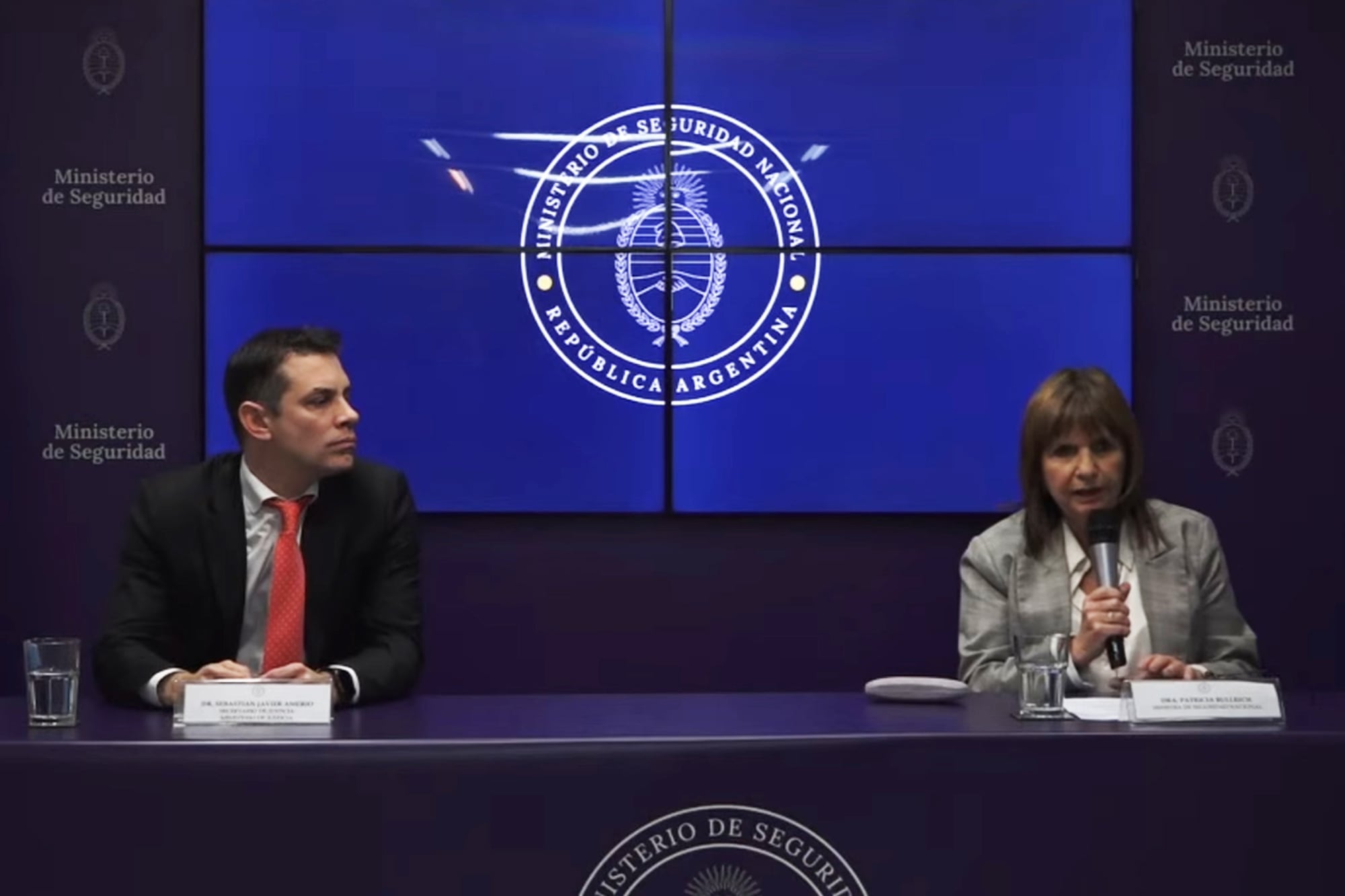El secretario de Justicia, Sebastián Amerio, y la ministra de Seguridad, Patricia Bullrich, en la conferencia de prensa