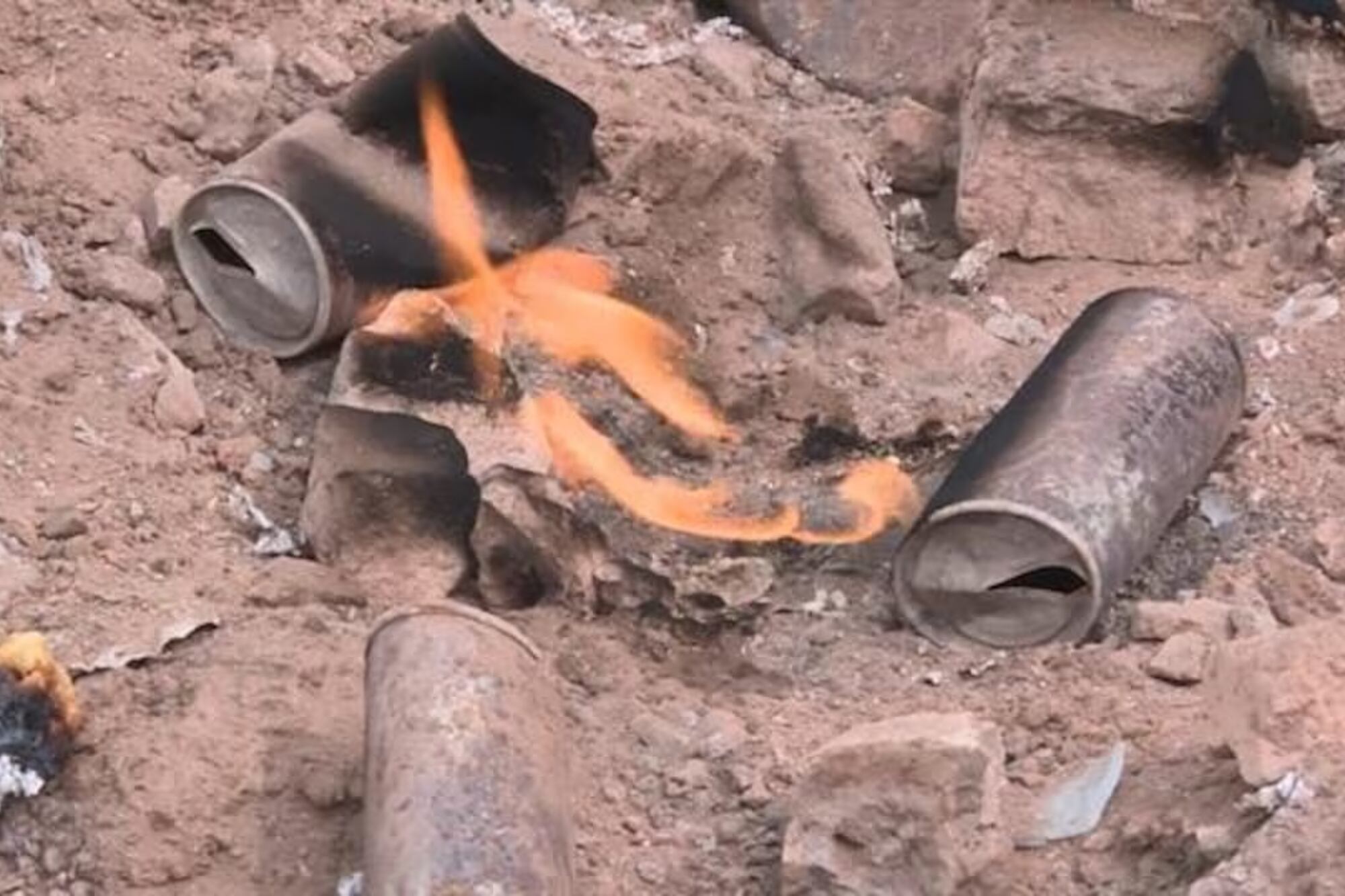 Los expertos aseguran que vivir sobre un suelo que arde es peligroso, ya que en cualquier momento la tierra puede ceder