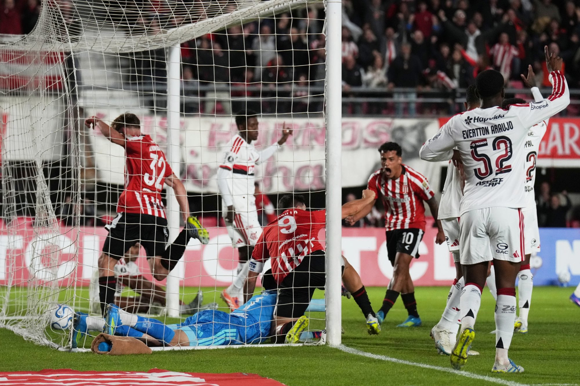 Con el sello del goleador eterno, Estudiantes rescató un empate ante el campeón defensor de la Copa Libertadores
