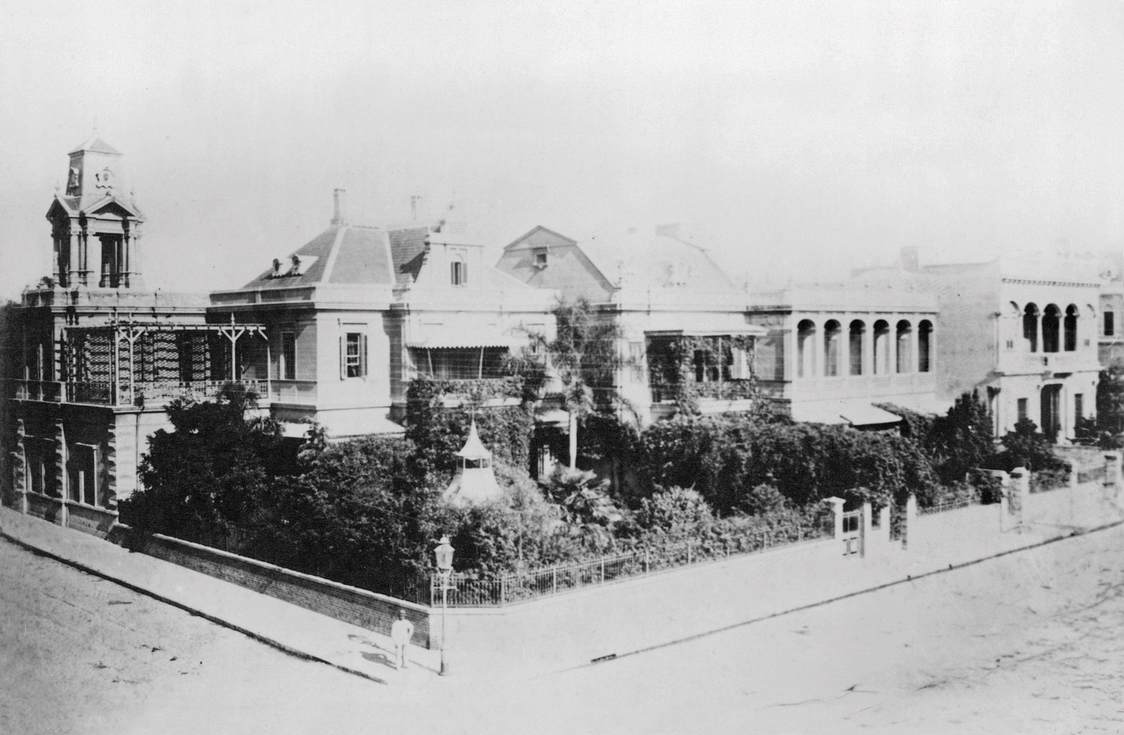 La residencia de Benigno Ocampo, obra del Arq. Henrik Aberg, en la esquina de Av. Alvear y R. Peña.