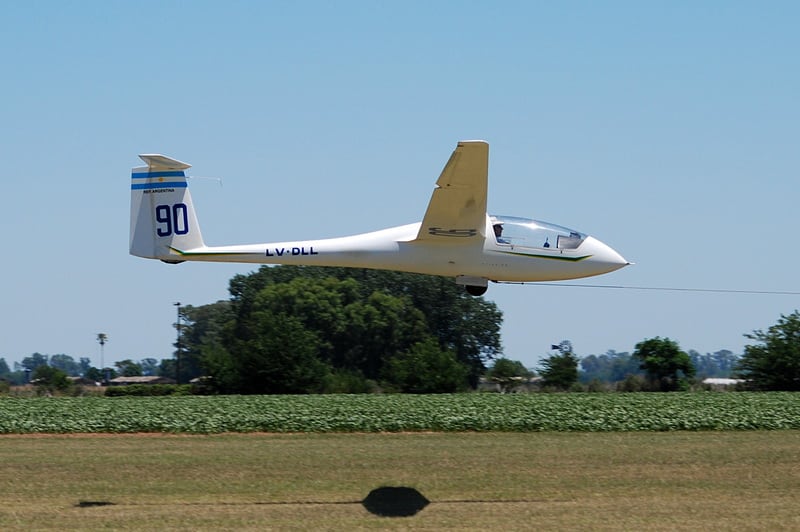Un avión remonta al planeador con un cable hasta alcanzar los 500 metros de altura