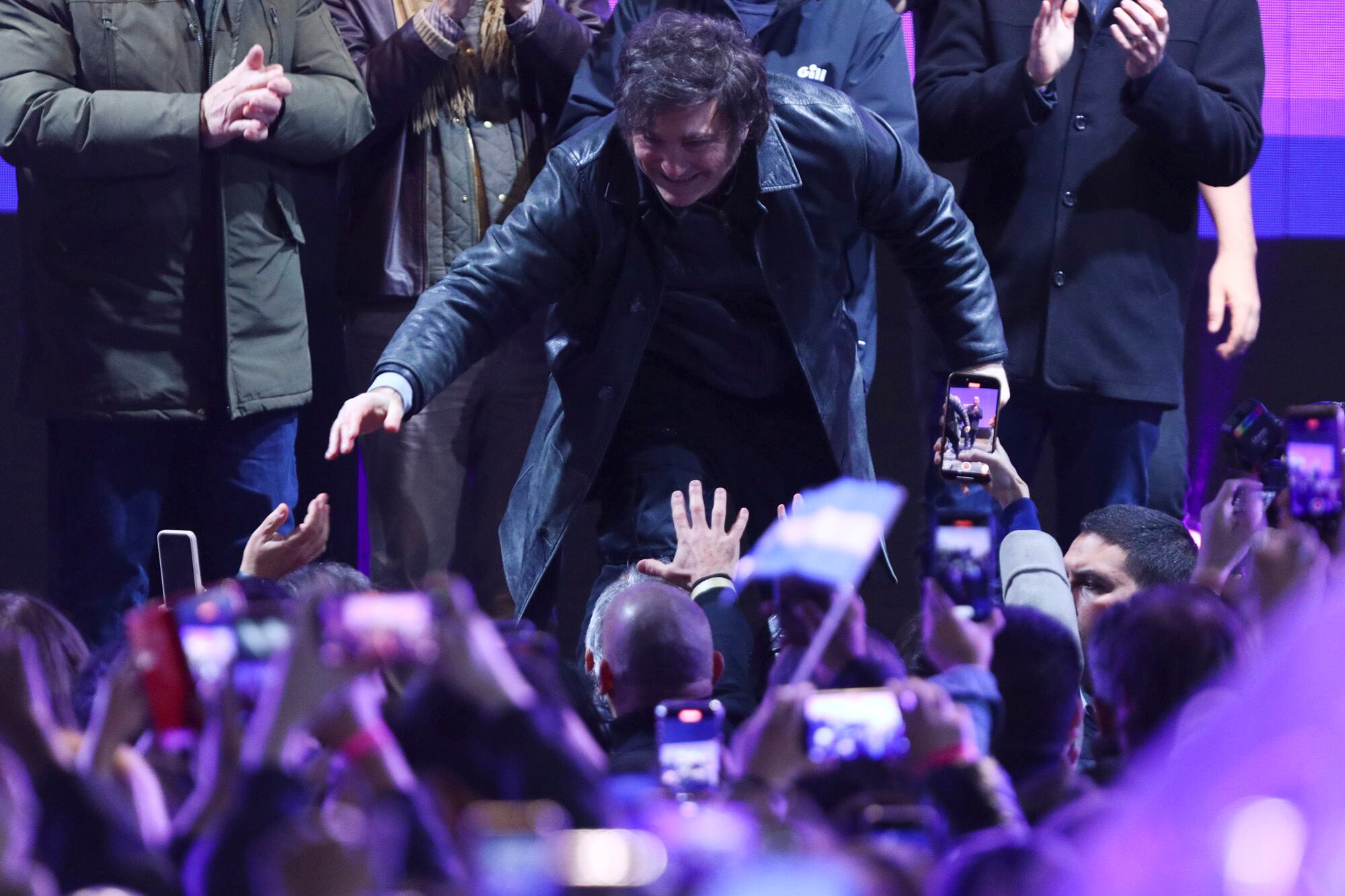 Javier Milei en Moreno saluda a los asistentes al evento