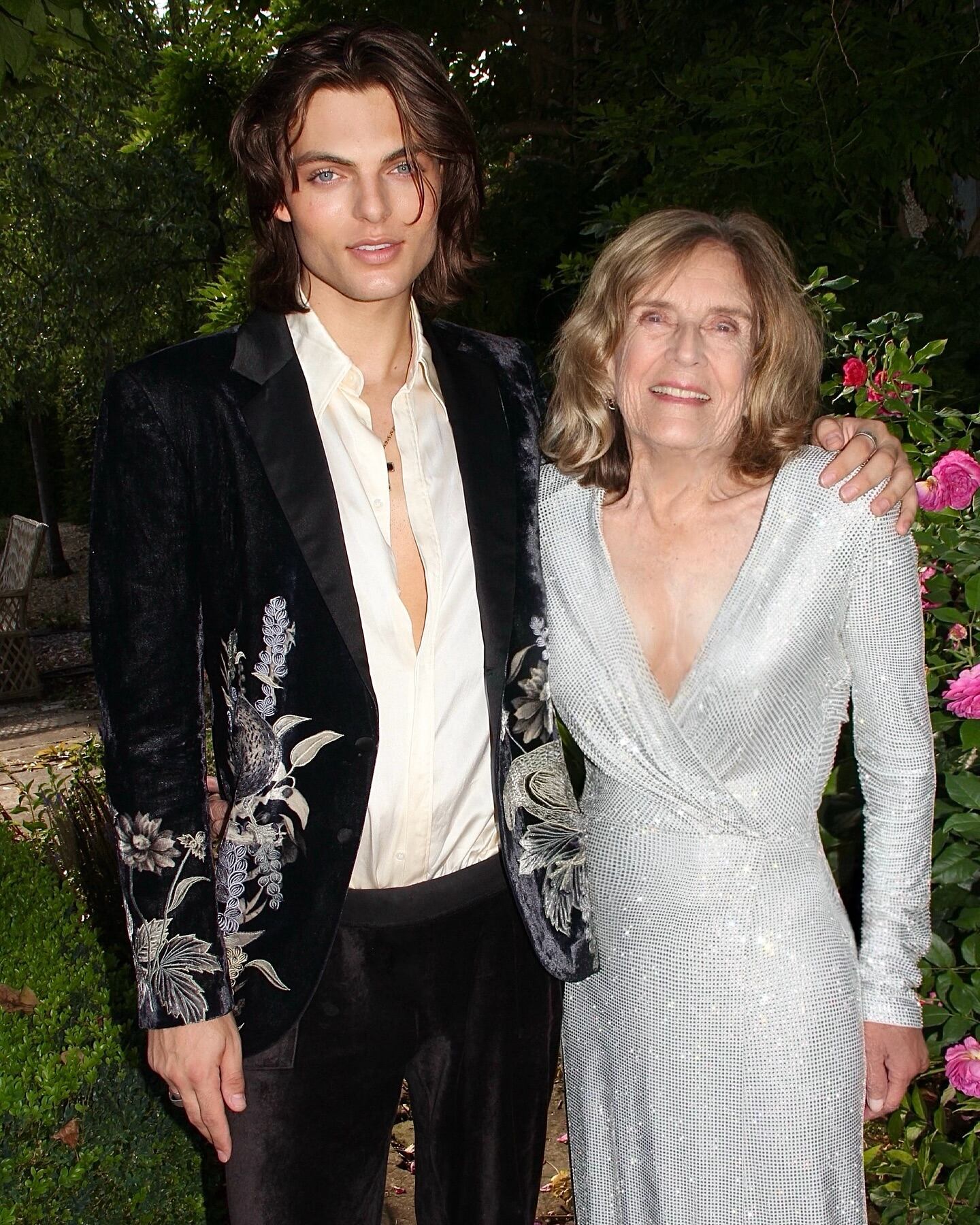 Damian Hurley junto a su abuela Angela