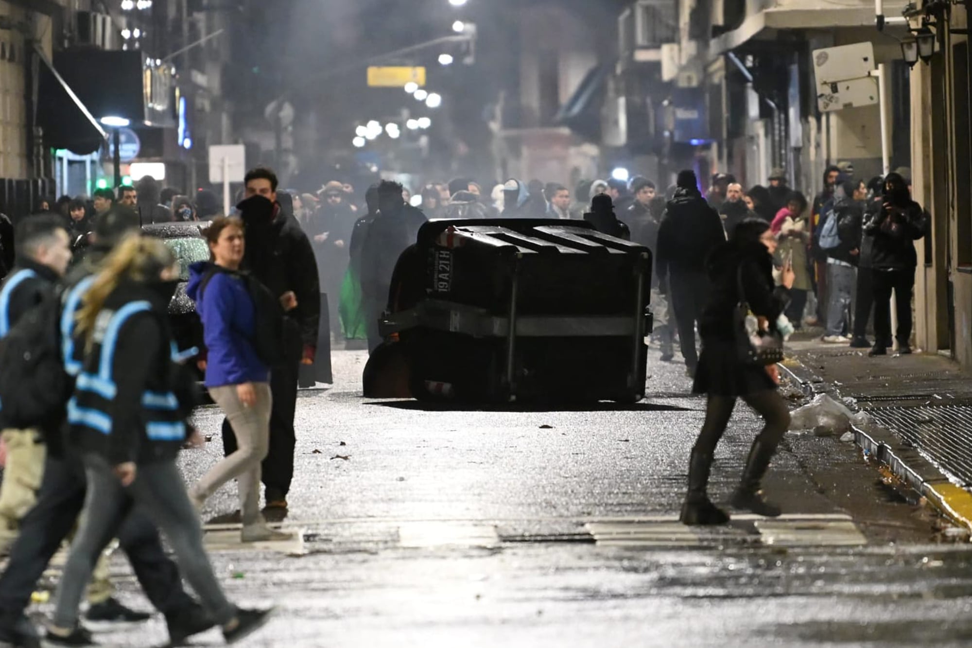 Respecto a los disturbios registrados en las afueras del Congreso durante el tratamiento de la Ley de Tierras, Macri señaló que no se trata una manifestación pacífica y que protagonizan los desmanes son delincuentes