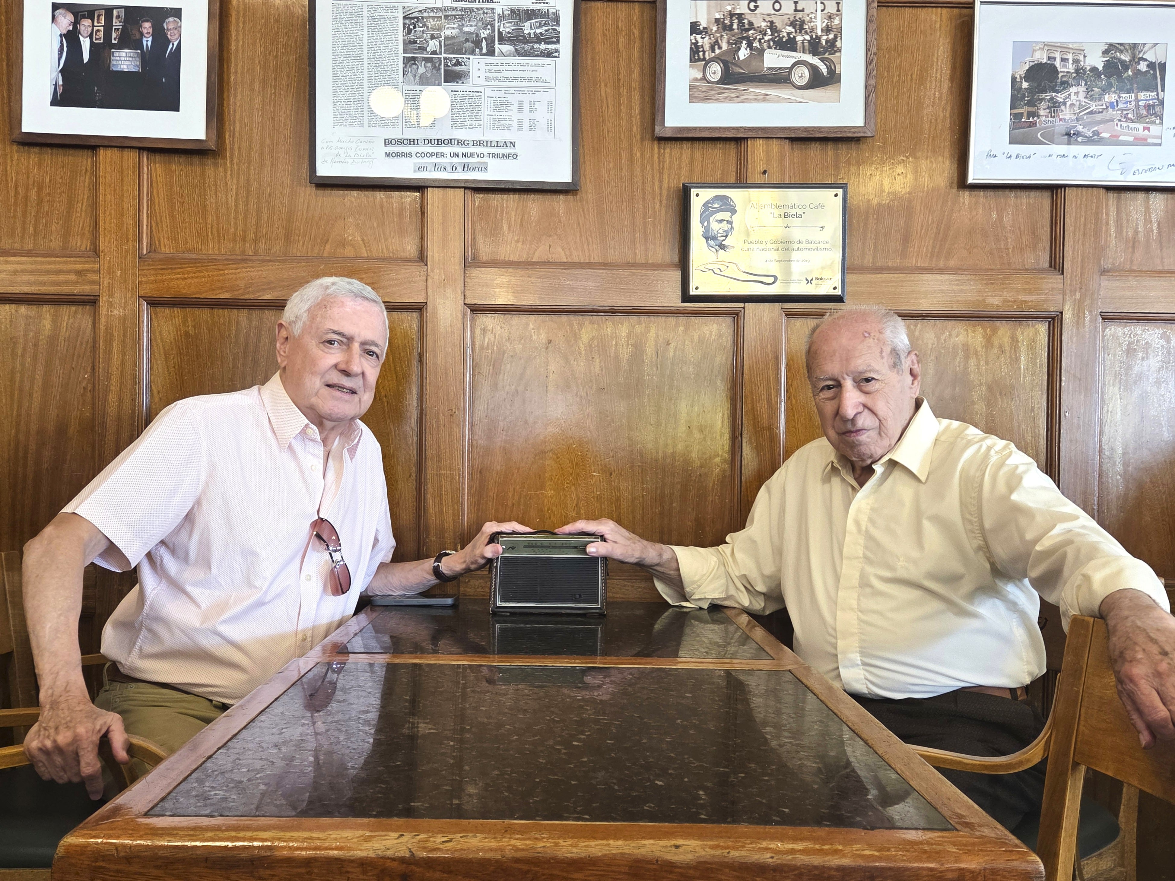 La historia detrás de los relatores del automovilismo que narraban carreras desde un avión y la cabina