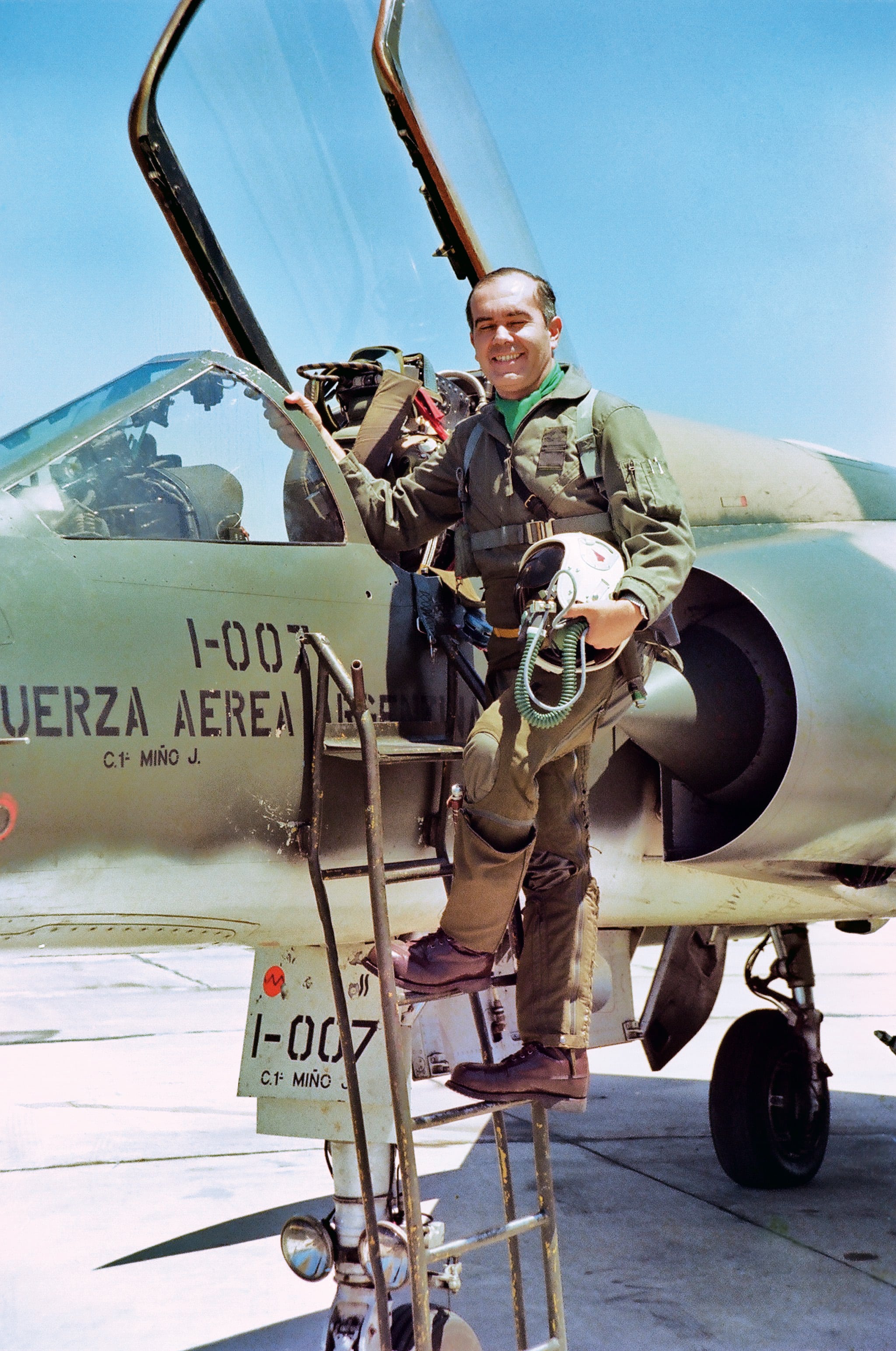 El mayor José Sánchez, oriundo de San Rafael, Mendoza, Jefe del Escuadrón Mirage quien ejecuto con el capitán Czerwinski la orden fragmentaria N° 1090 que se convirtió en la misión que dio origen al bautismo de fuego de la Fuerza Aérea Argentina en el conflicto de 1982 (Gentileza Jorge Fazio).