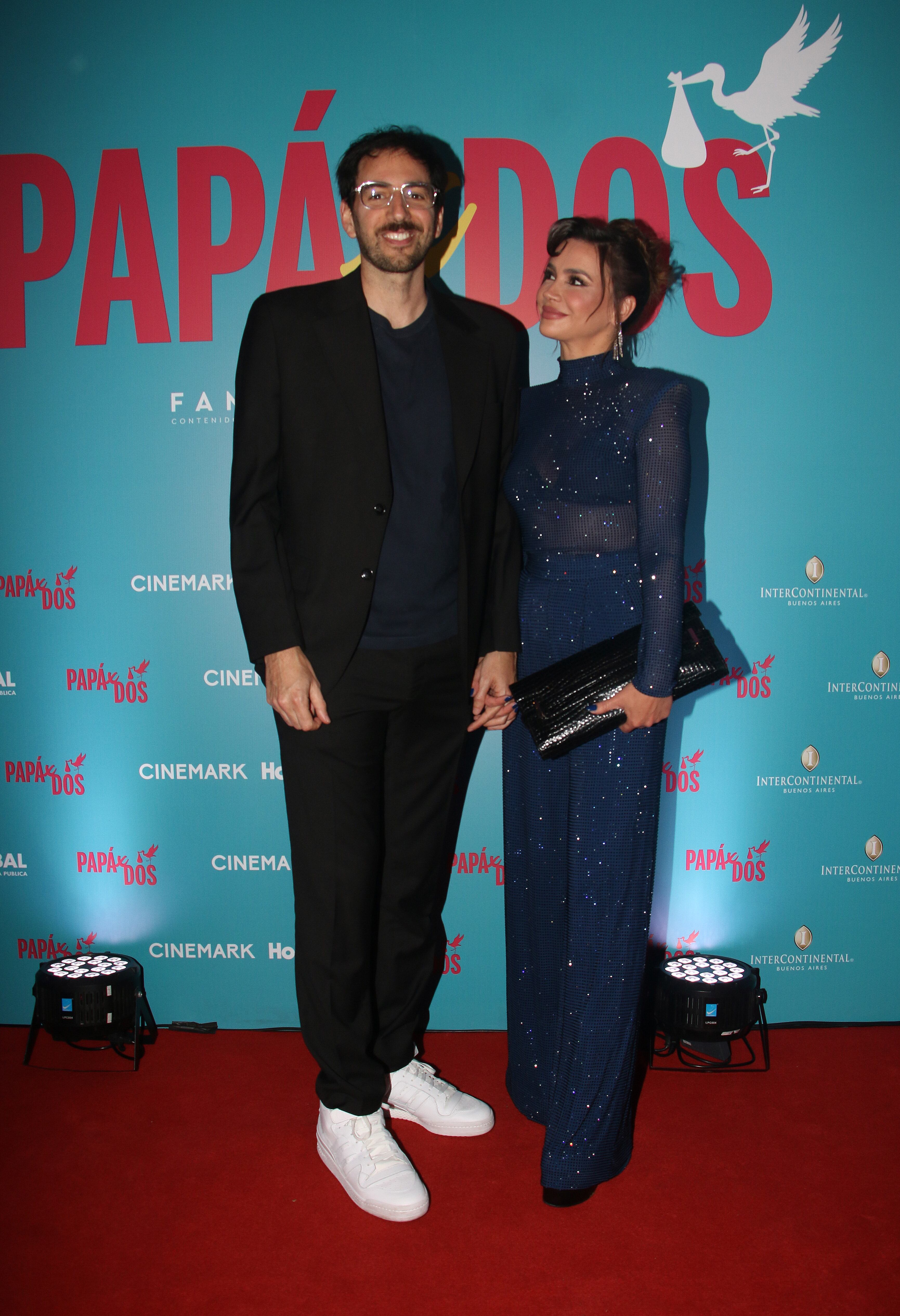 Celeste Cid, radiante con un diseño Gorof de brillos y transparencias, posó de la mano junto a su pareja, Santiago Korovsky, quien se mostró algo nervioso frente a las cámaras