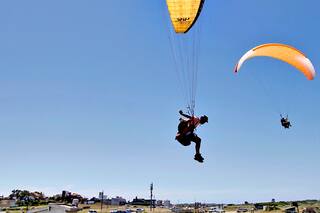 En fotos: libertad y adrenalina en Mar del Plata a bordo de un parapente