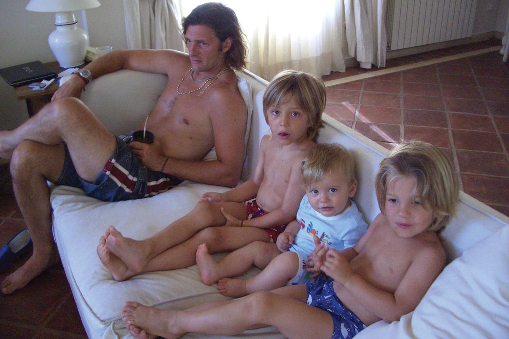 Un recuerdo del álbum familiar con su papá, Lolo, y su hermano Benicio.