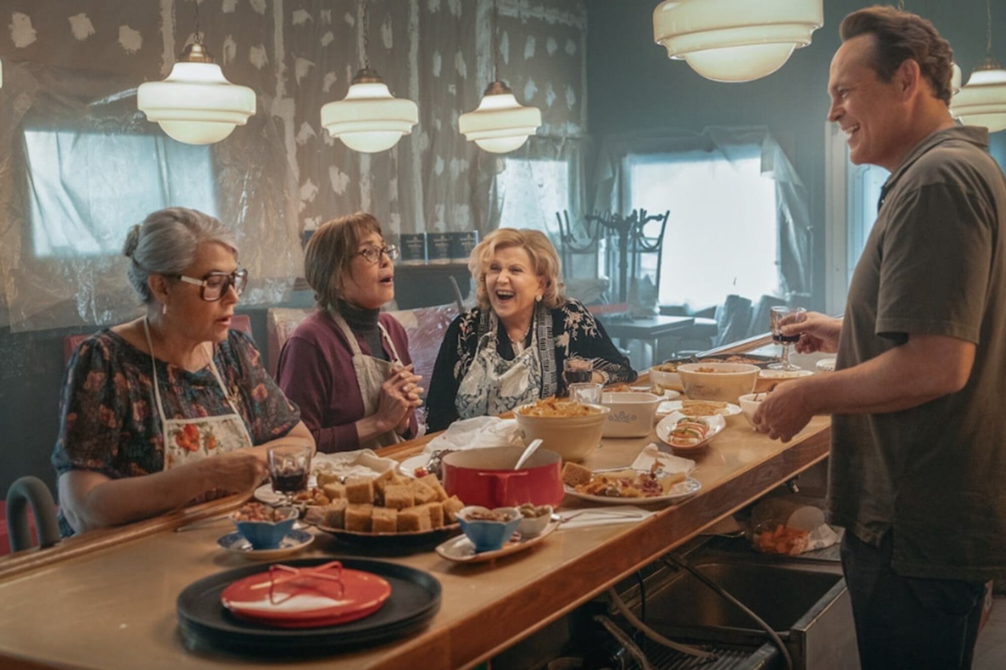 La nueva película de Netflix, Nonnas, está inspirada en la historia real de un restaurante en el que cocinan abuelas de diferentes partes del mundo