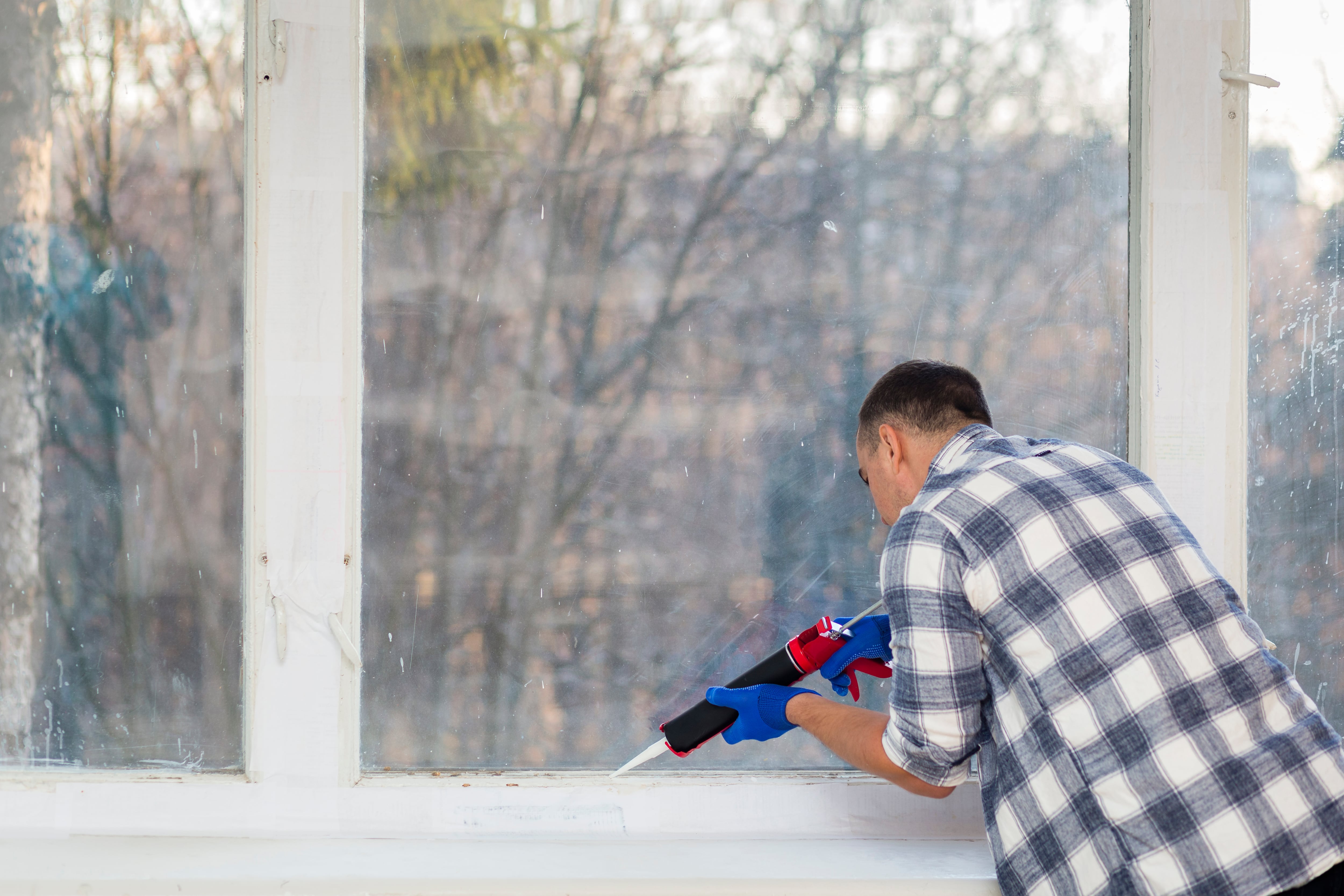 Arreglar las gritas alrededor de las ventanas permite mantener el calor de la casa